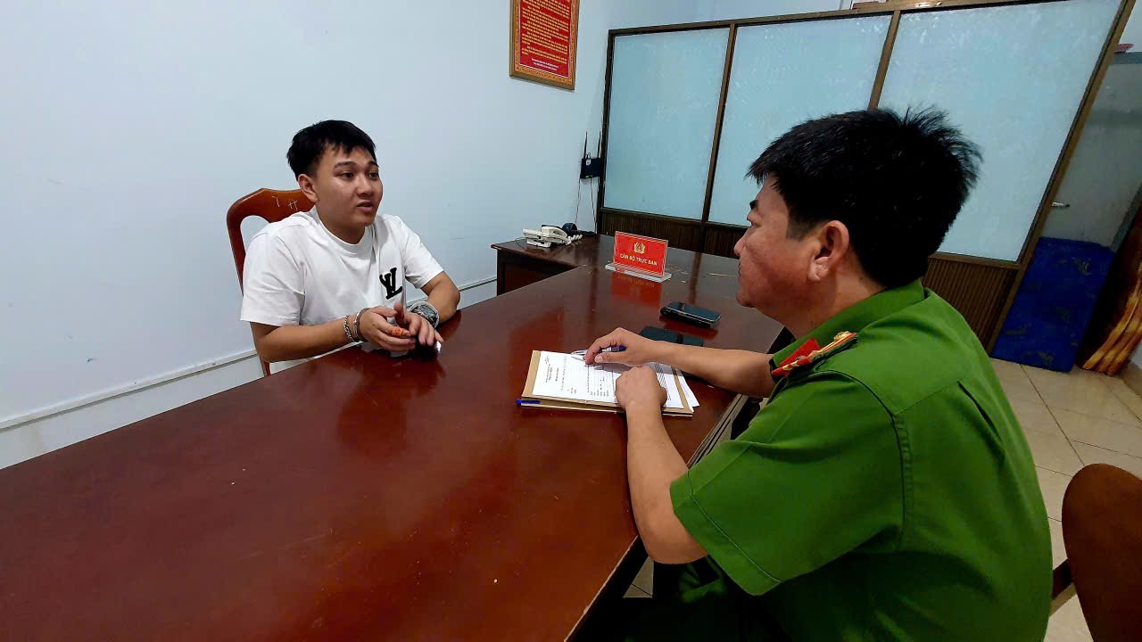 Công an Đắk Lắk bắt giữ thanh niên ném ly thủy tinh gây chết người - Ảnh 2.