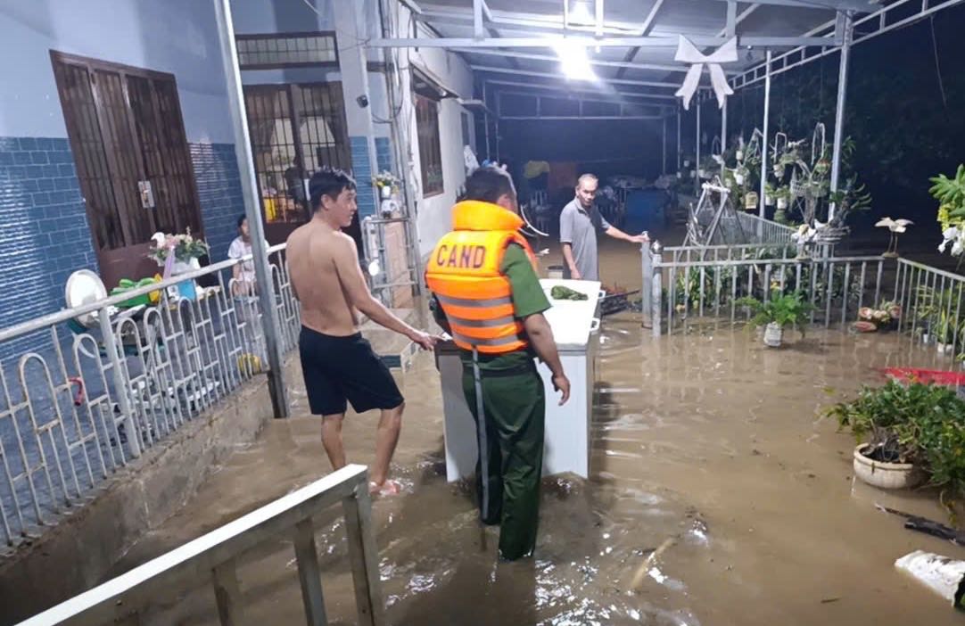 Hình ảnh quân đội và công an hỗ trợ người dân trong mưa ngập ở Đồng Nai - Ảnh 3.