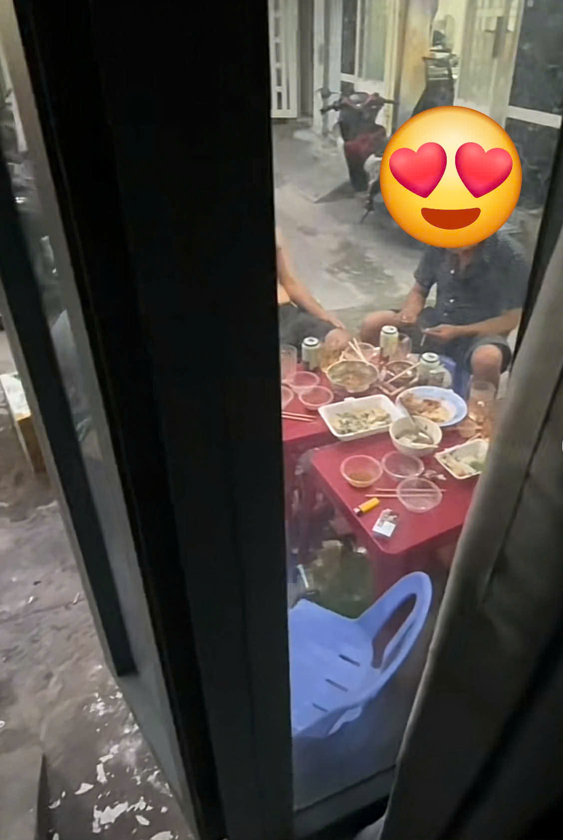 B&aacute;n nh&agrave; v&igrave; gặp h&agrave;ng x&oacute;m &iacute;ch kỷ - Ảnh 1.