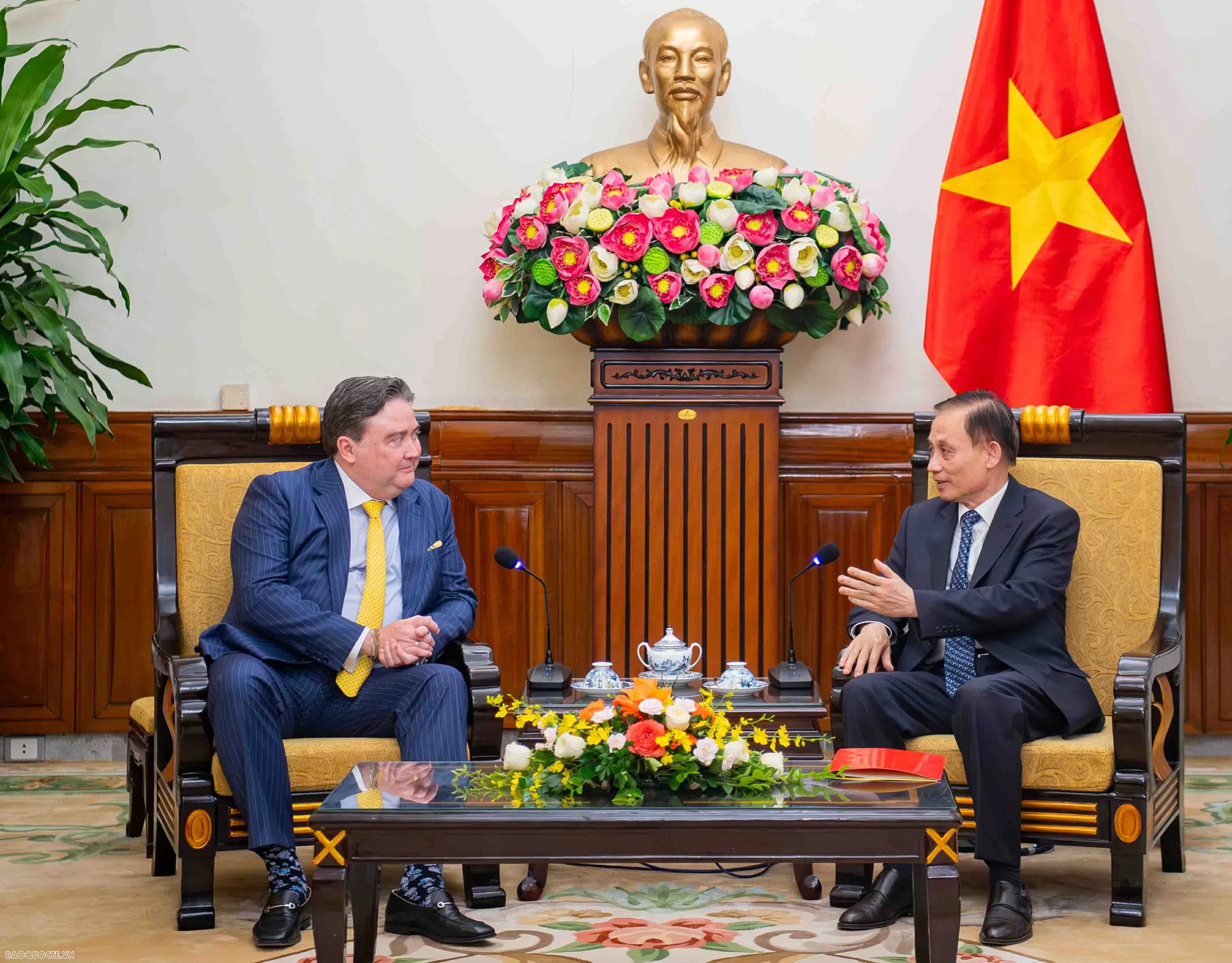 Quyền Bộ trưởng Bộ Ngoại giao Lê Hoài Trung tiếp Đại sứ Mỹ Marc Knapper- Ảnh 1.