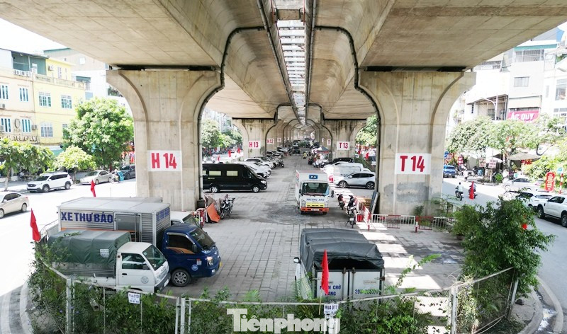 Thu hồi giấy ph&eacute;p v&agrave; giải tỏa to&agrave;n bộ b&atilde;i xe tại gầm cầu Vĩnh Tuy- Ảnh 1.