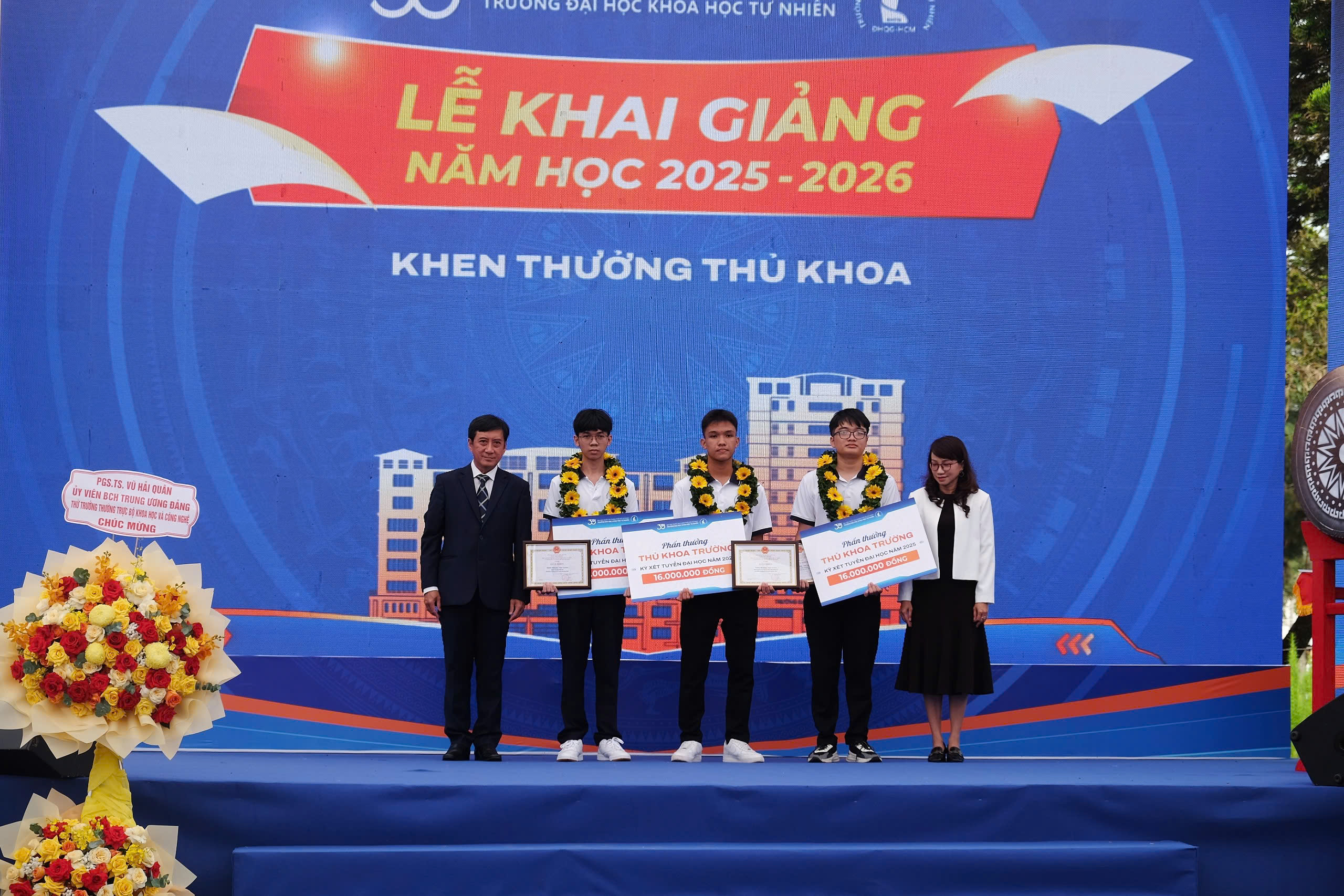 Trường ĐH Khoa học tự nhi&ecirc;n khen thưởng nhiều t&acirc;n sinh vi&ecirc;n - Ảnh 1.