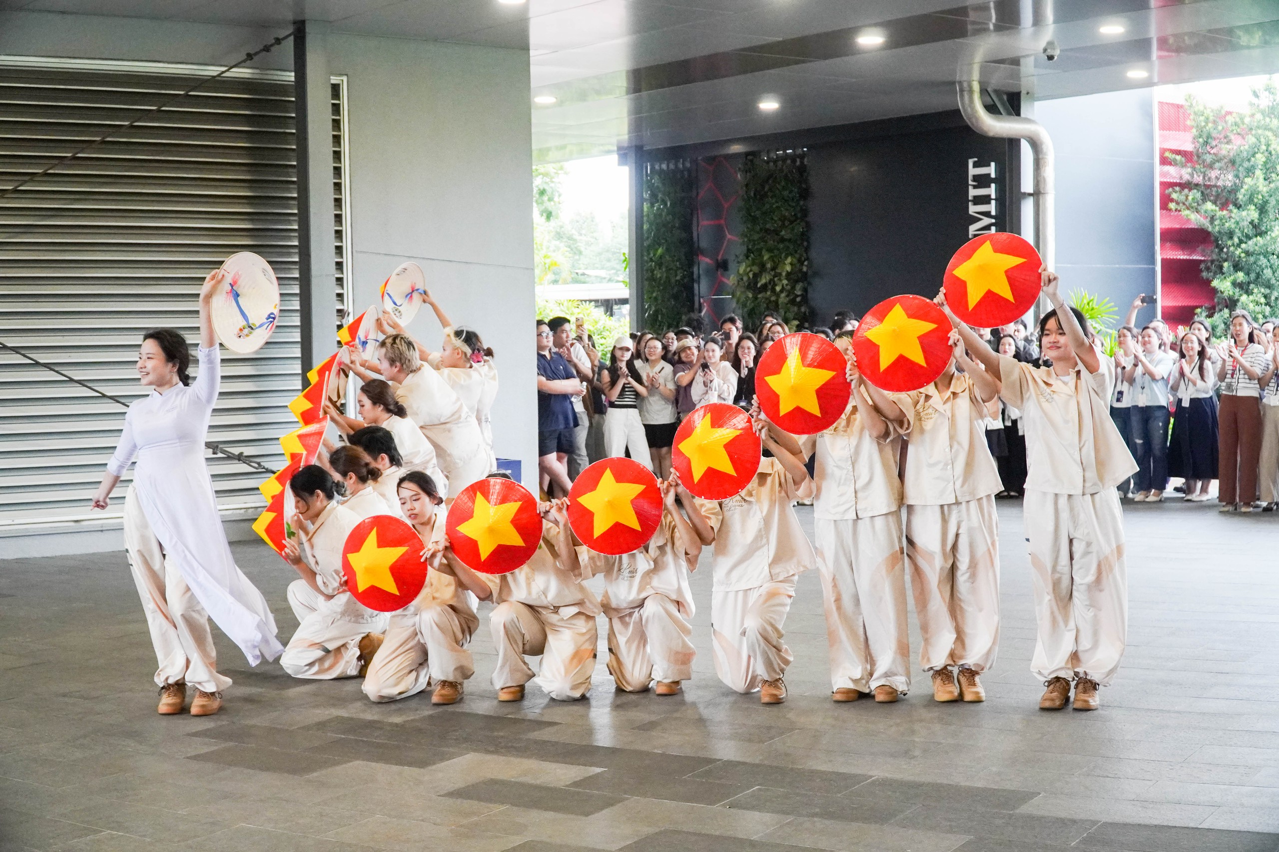 Những khoảnh khắc ấn tượng của To&agrave;n quyền &Uacute;c với sinh vi&ecirc;n Việt Nam- Ảnh 2.