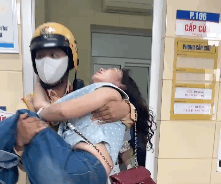 CSGT d&ugrave;ng xe đặc chủng dẫn đường đưa nữ gi&aacute;o vi&ecirc;n bị sốc phản vệ v&agrave;o bệnh viện cấp cứu- Ảnh 1.