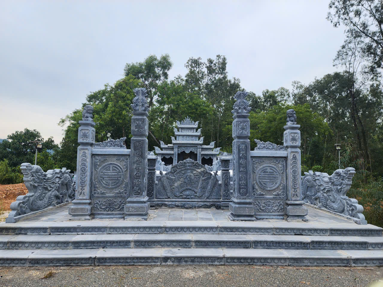 Điều chưa kể về ng&ocirc;i đền Song Trung v&agrave; mộ hai cha con c&ocirc;ng thần thời Hậu L&ecirc; ở Quảng Trị - Ảnh 6.