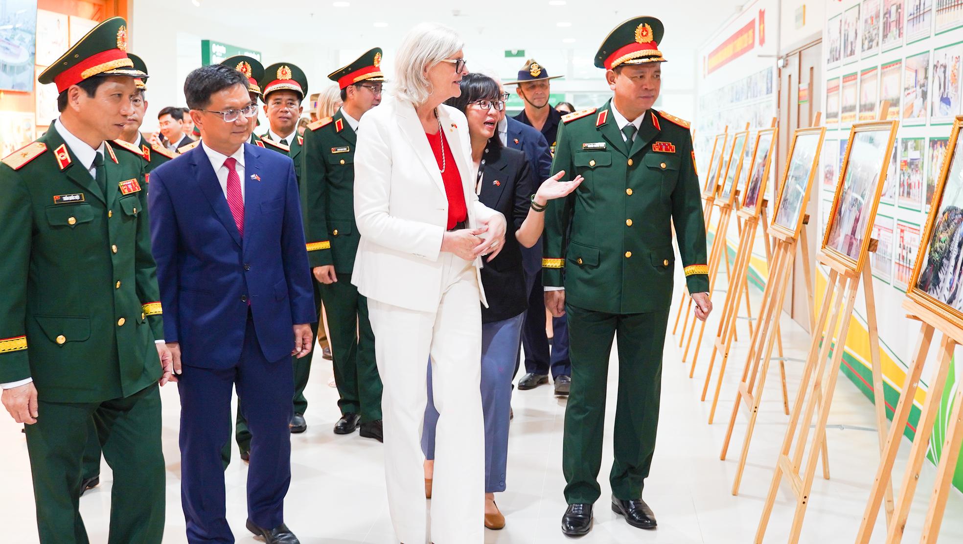 Hình ảnh đẹp trong chuyến thăm của Toàn quyền Úc tại Bệnh viện Quân y 175- Ảnh 3.