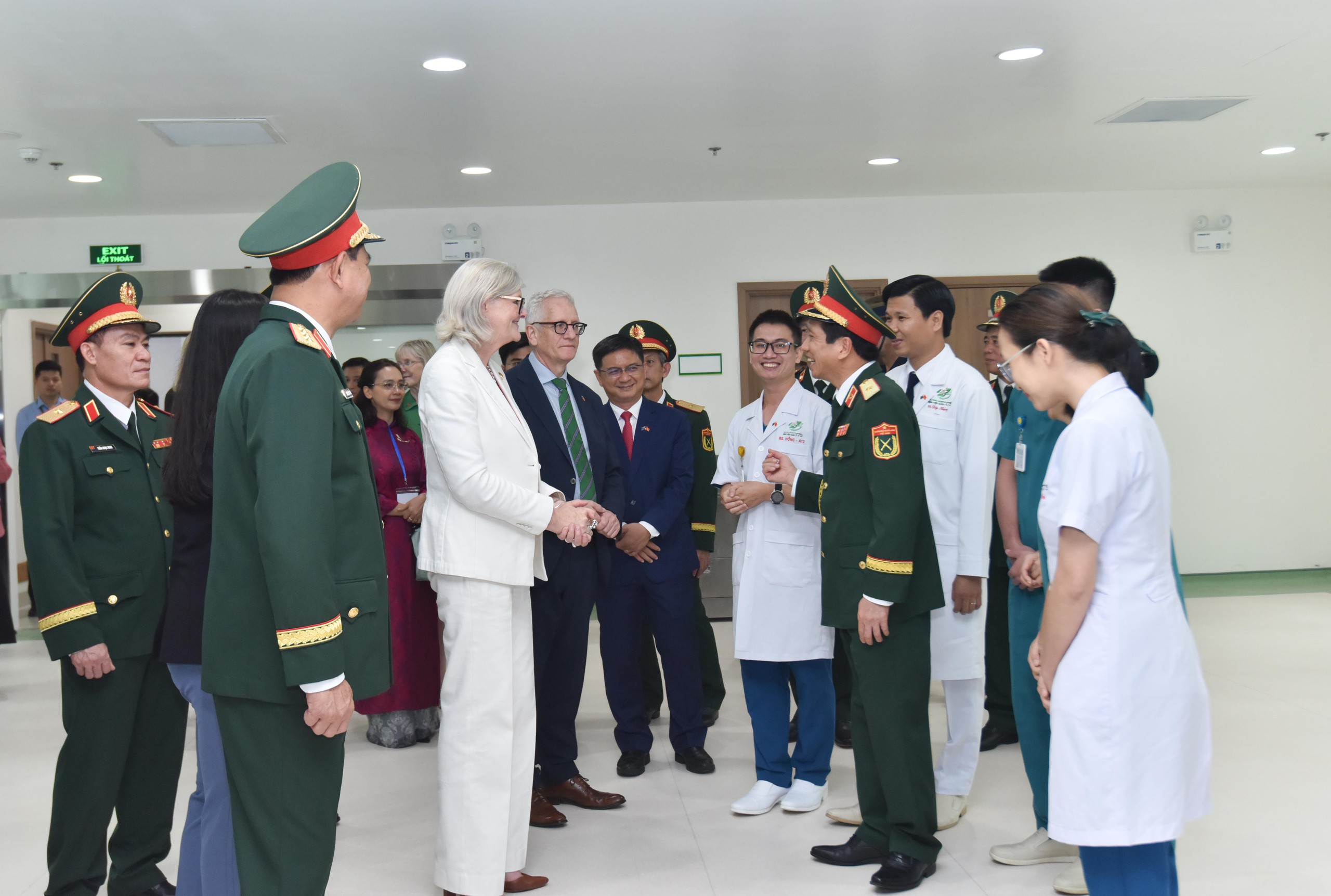 Hình ảnh đẹp trong chuyến thăm của Toàn quyền Úc tại Bệnh viện Quân y 175- Ảnh 5.