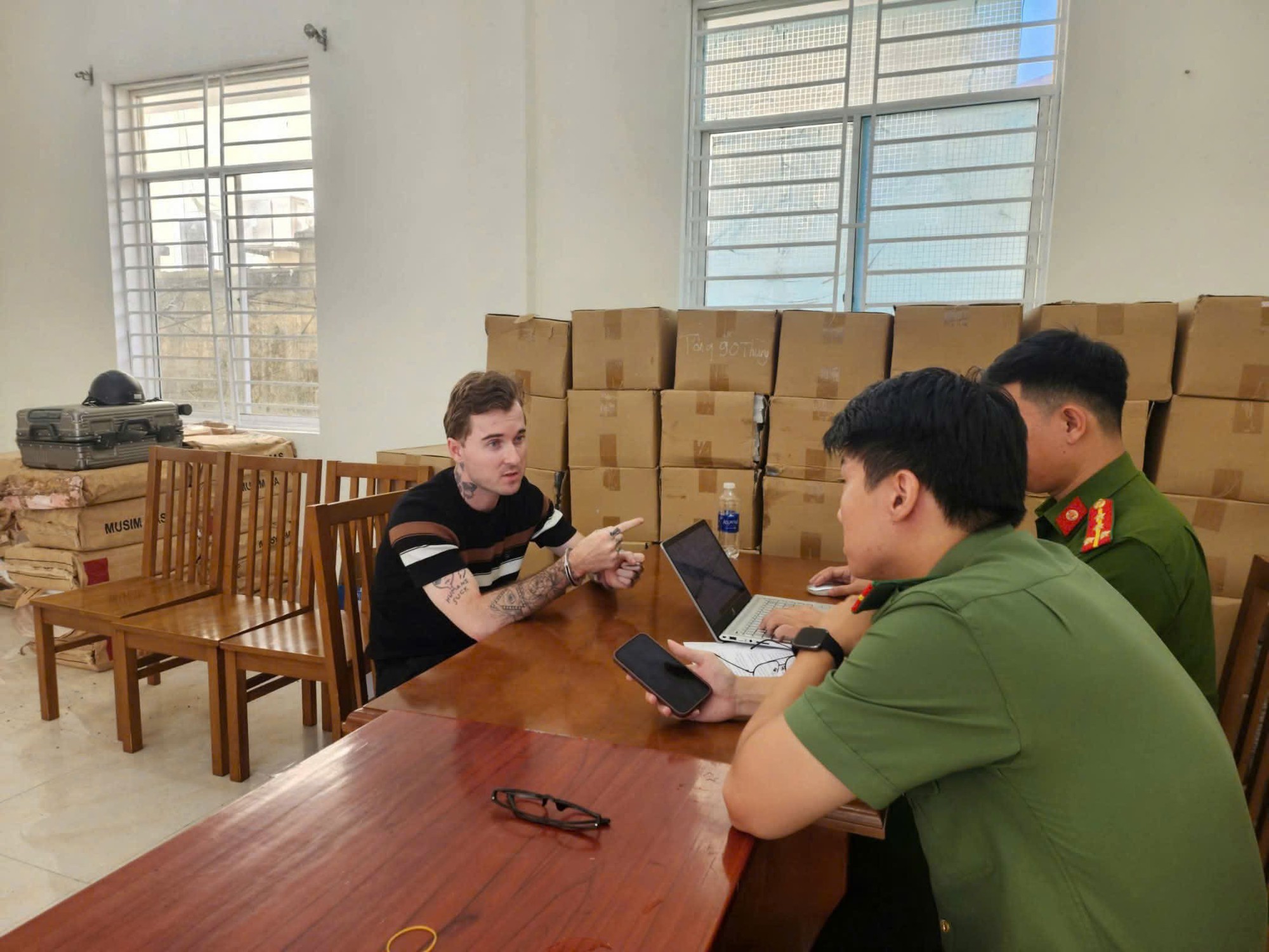 L&yacute; do g&atilde; đ&agrave;n &ocirc;ng ngoại quốc mang s&uacute;ng qu&acirc;n dụng b&ecirc;n người- Ảnh 2.