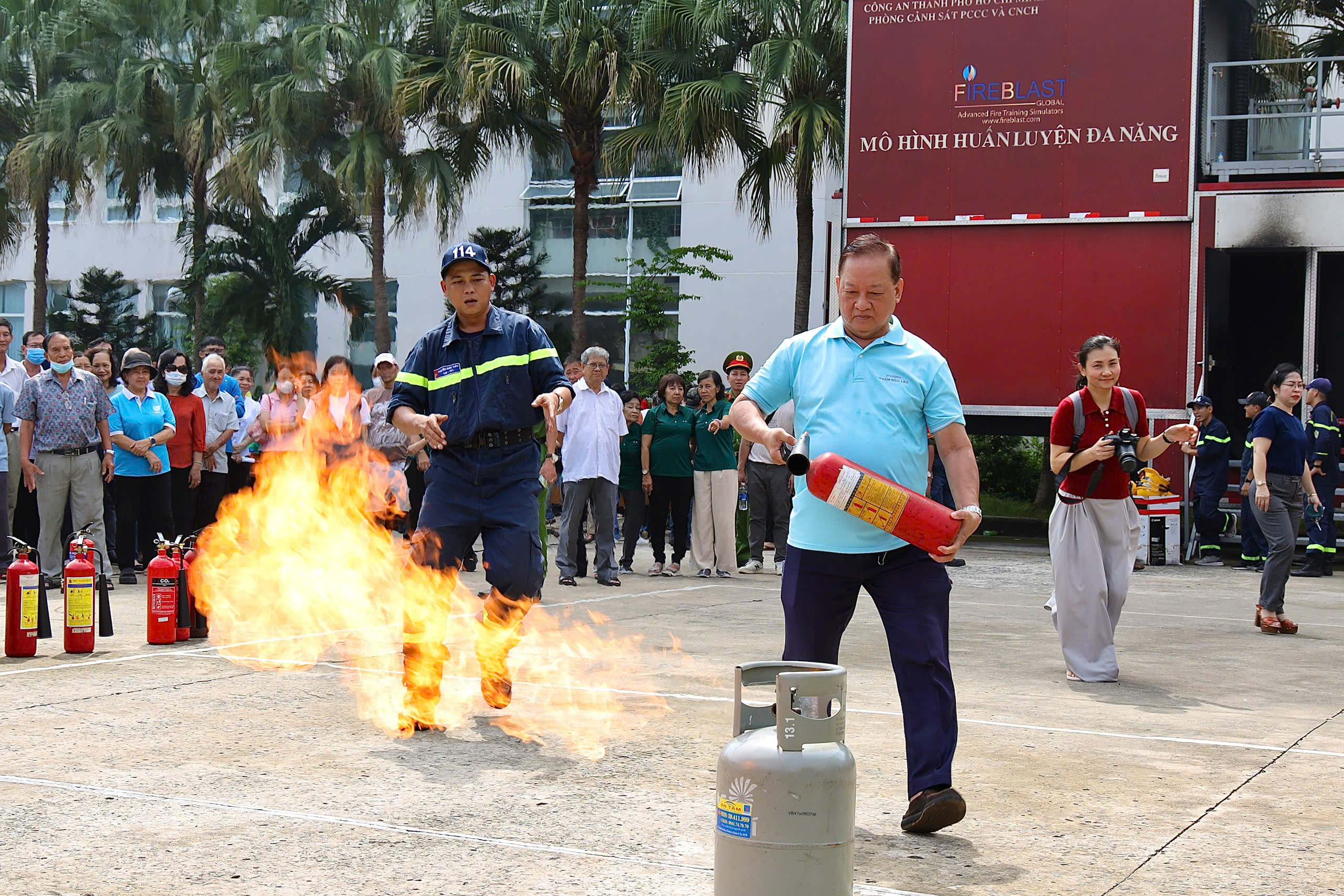 TP HCM: Tập huấn PCCC v&agrave; CNCH sinh động cho người d&acirc;n phường Bến Th&agrave;nh- Ảnh 6.