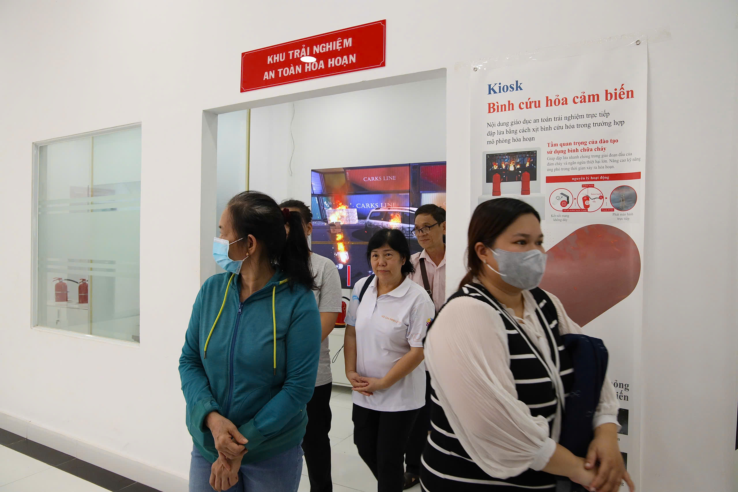 TP HCM: Tập huấn PCCC v&agrave; CNCH sinh động cho người d&acirc;n phường Bến Th&agrave;nh- Ảnh 13.