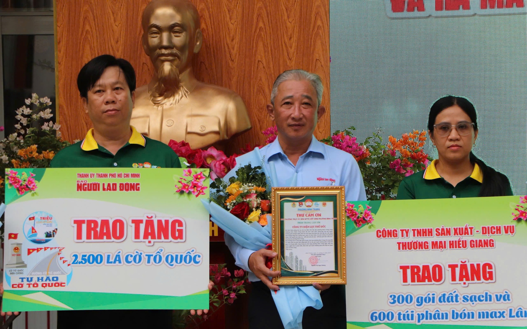 Báo Người Lao Động tặng phường Bình Trưng 2.500 lá cờ Tổ quốc
