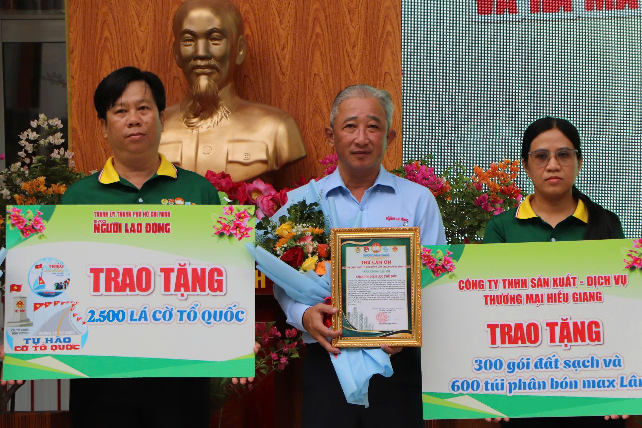 Báo Người Lao Động tặng phường Bình Trưng 2.500 lá cờ tổ quốc- Ảnh 2.
