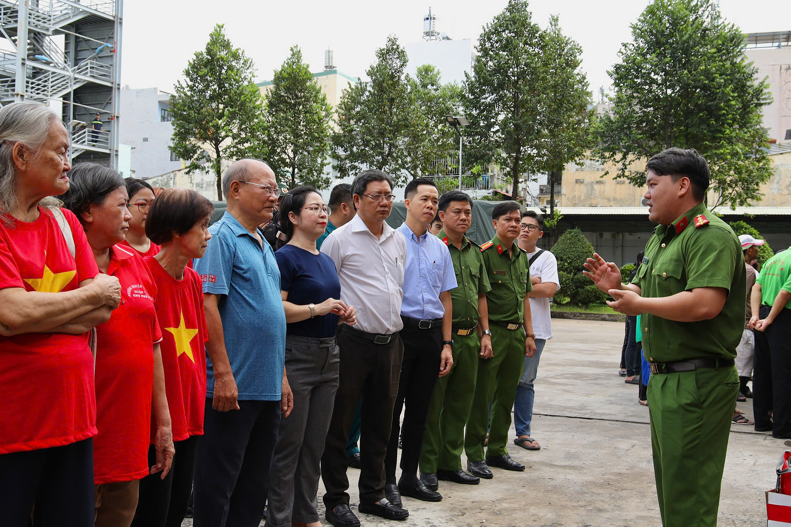 TP HCM: Tập huấn PCCC v&agrave; CNCH sinh động cho người d&acirc;n phường Bến Th&agrave;nh- Ảnh 3.