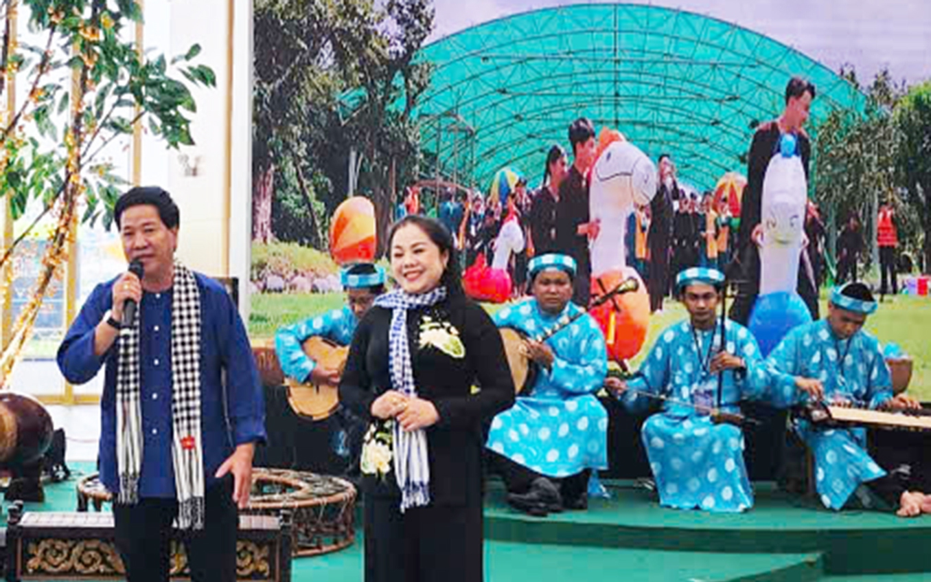 Nghệ nhân ưu tú Nguyễn Thanh Tùng, Ái Hằng tạo dấu ấn đẹp tại Hà Nội