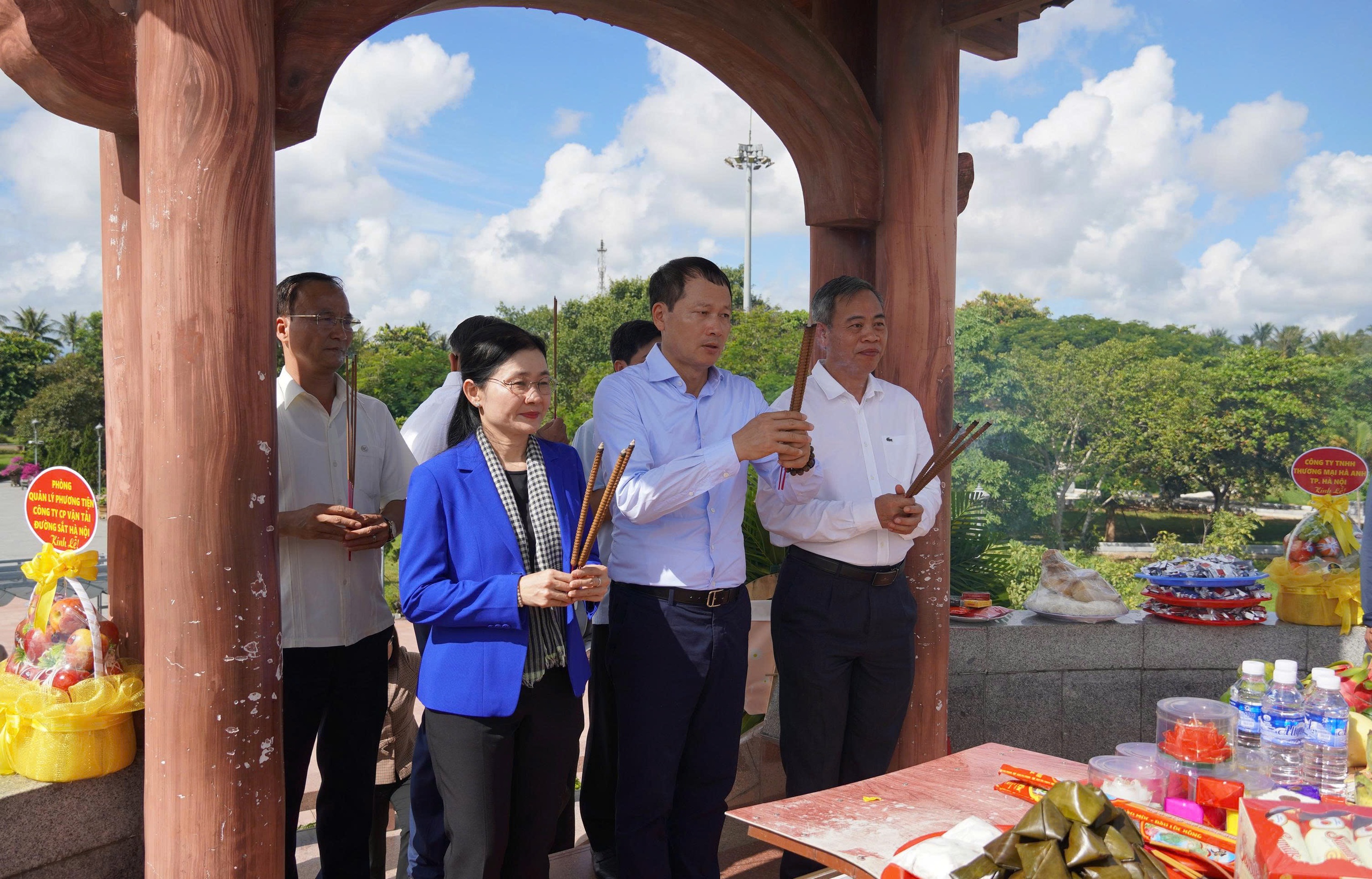 Bí thư Tỉnh ủy Đồng Nai Vũ Hồng Văn viếng thăm Thành Cổ Quảng Trị- Ảnh 3.