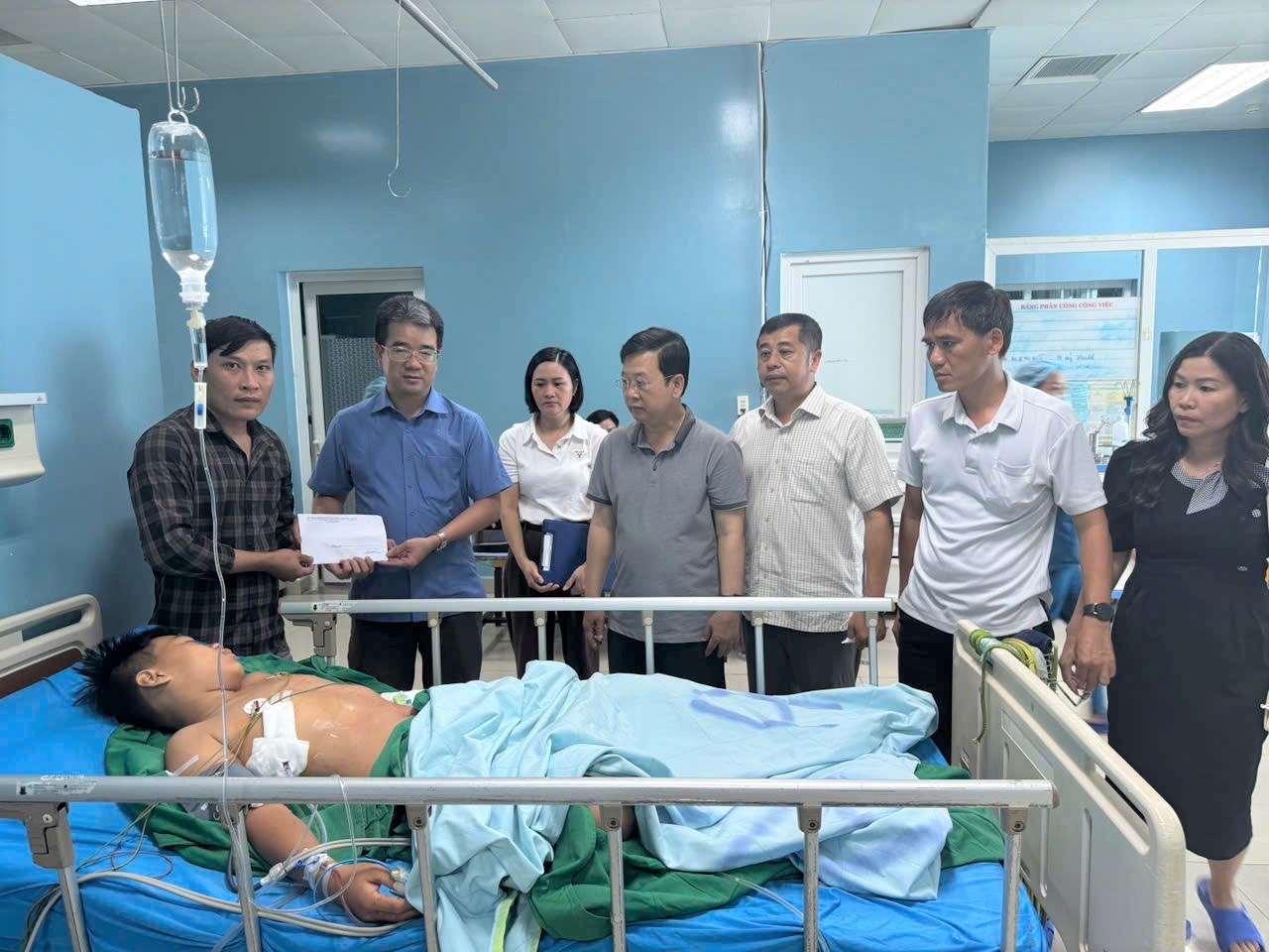 Thăm hỏi, động viên cháu trai sống sót trong vụ thảm án tại Đắk Lắk- Ảnh 1.