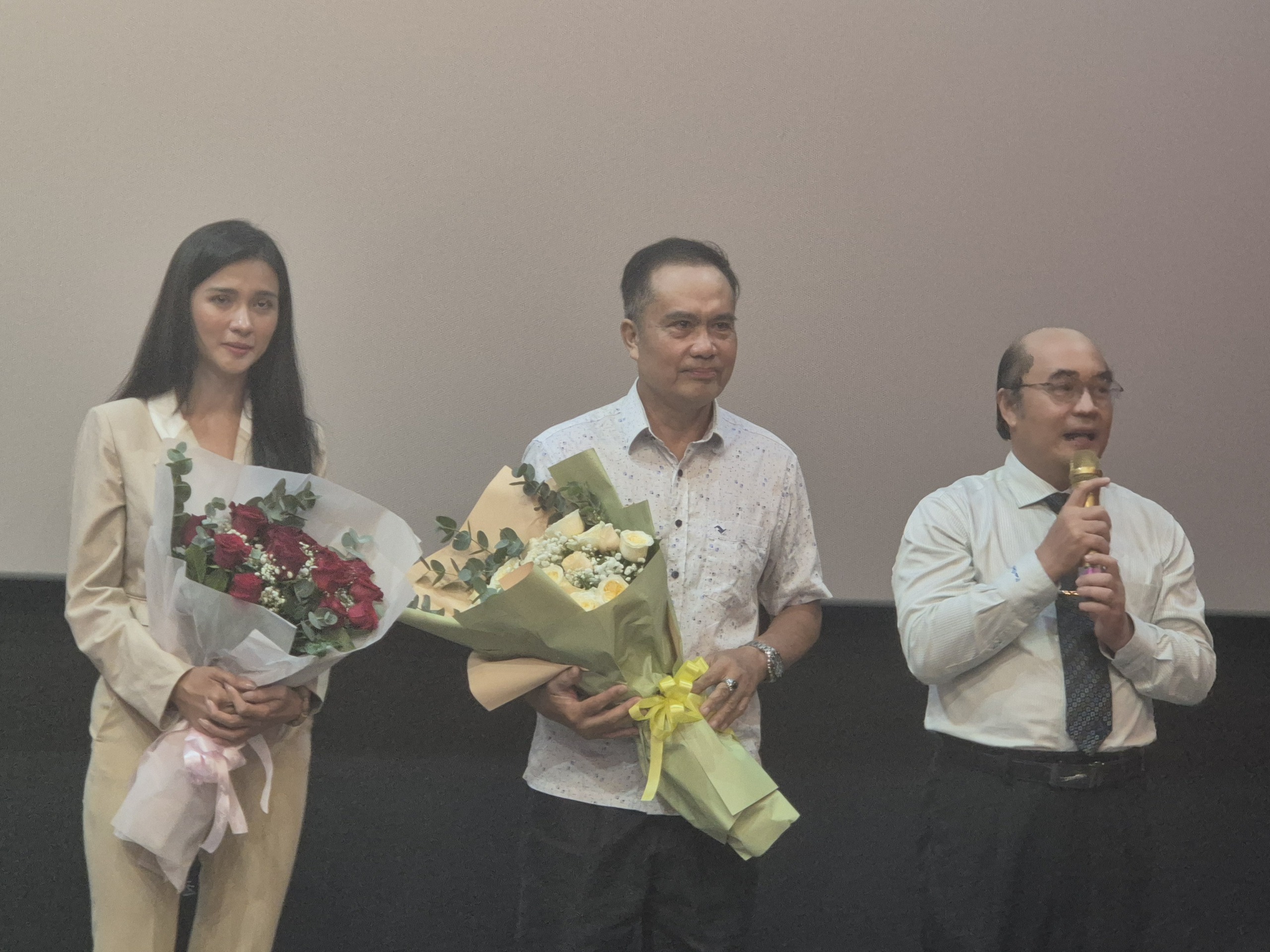NSƯT Trọng Hải, Kim Tuyến giao lưu tại buổi chiếu "Mưa đỏ" - Ảnh 5.