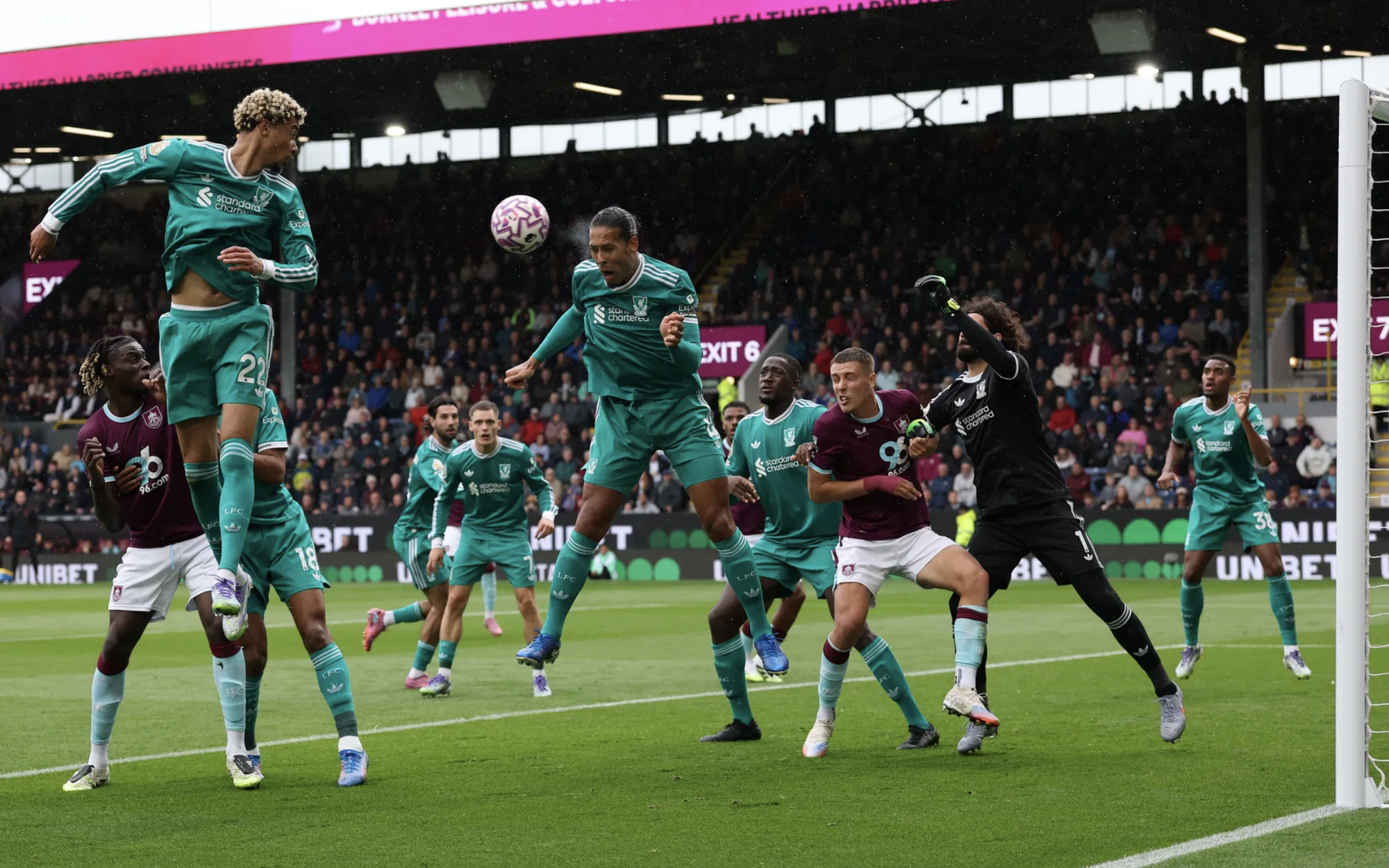 9 phút cuối nghiệt ngã, Burnley trắng tay sân nhà trước Liverpool