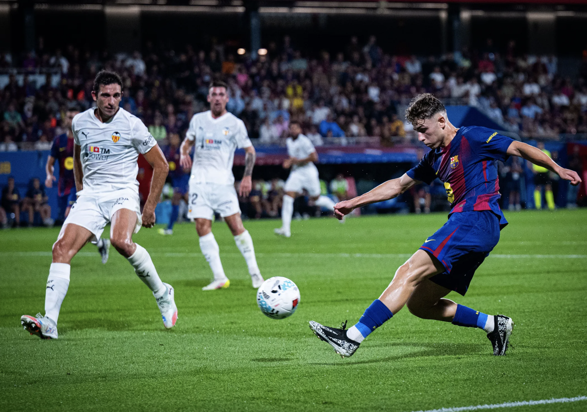 Barcelona "hủy diệt" Valencia 6 b&agrave;n, &aacute;p s&aacute;t ng&ocirc;i đầu La Liga- Ảnh 2.