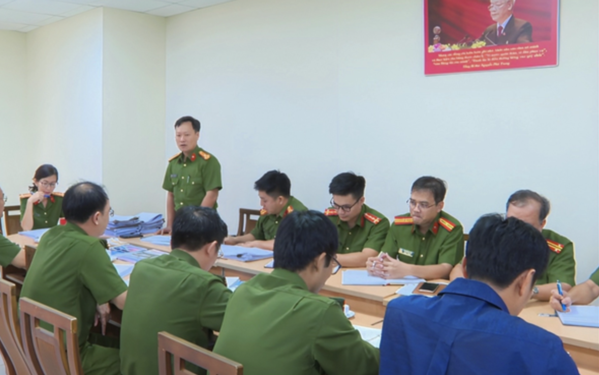 Công an TP HCM bắt khẩn cấp 3 thanh niên làm liều lúc rạng sáng - Ảnh 1.