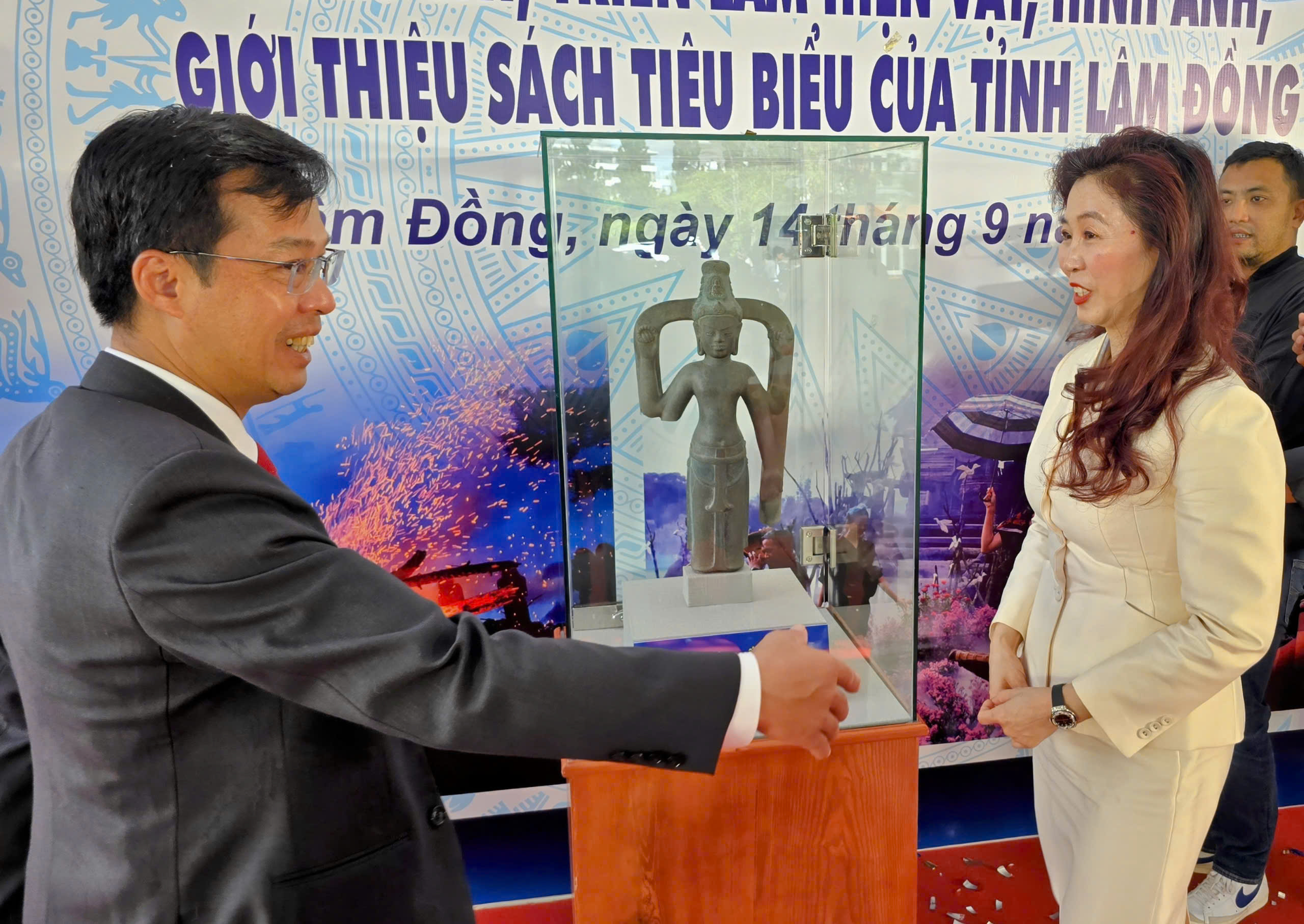 Cận cảnh bảo vật quốc gia - Tượng Avalokitesvara Bắc Bình - Ảnh 2.