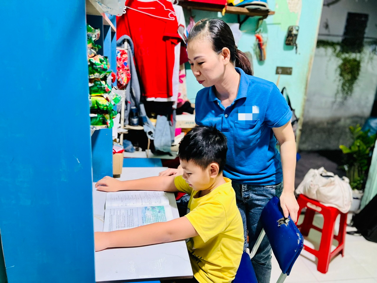 C&ocirc;ng nh&acirc;n đỡ lo đầu năm học - Ảnh 1.