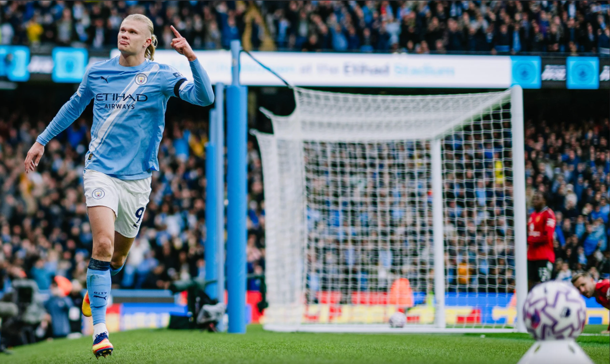 Haaland hủy diệt trận derby Manchester, Amorim kh&oacute; giữ ghế ở Man United - Ảnh 2.