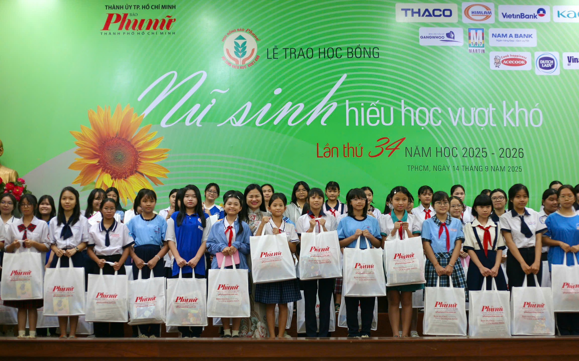 Báo Phụ nữ TP HCM trao 237 suất học bổng Nữ sinh hiếu học vượt khó