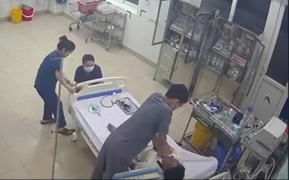 Cứu sống người đàn ông đi bộ vào phòng cấp cứu rồi ngưng tim, ngưng thở