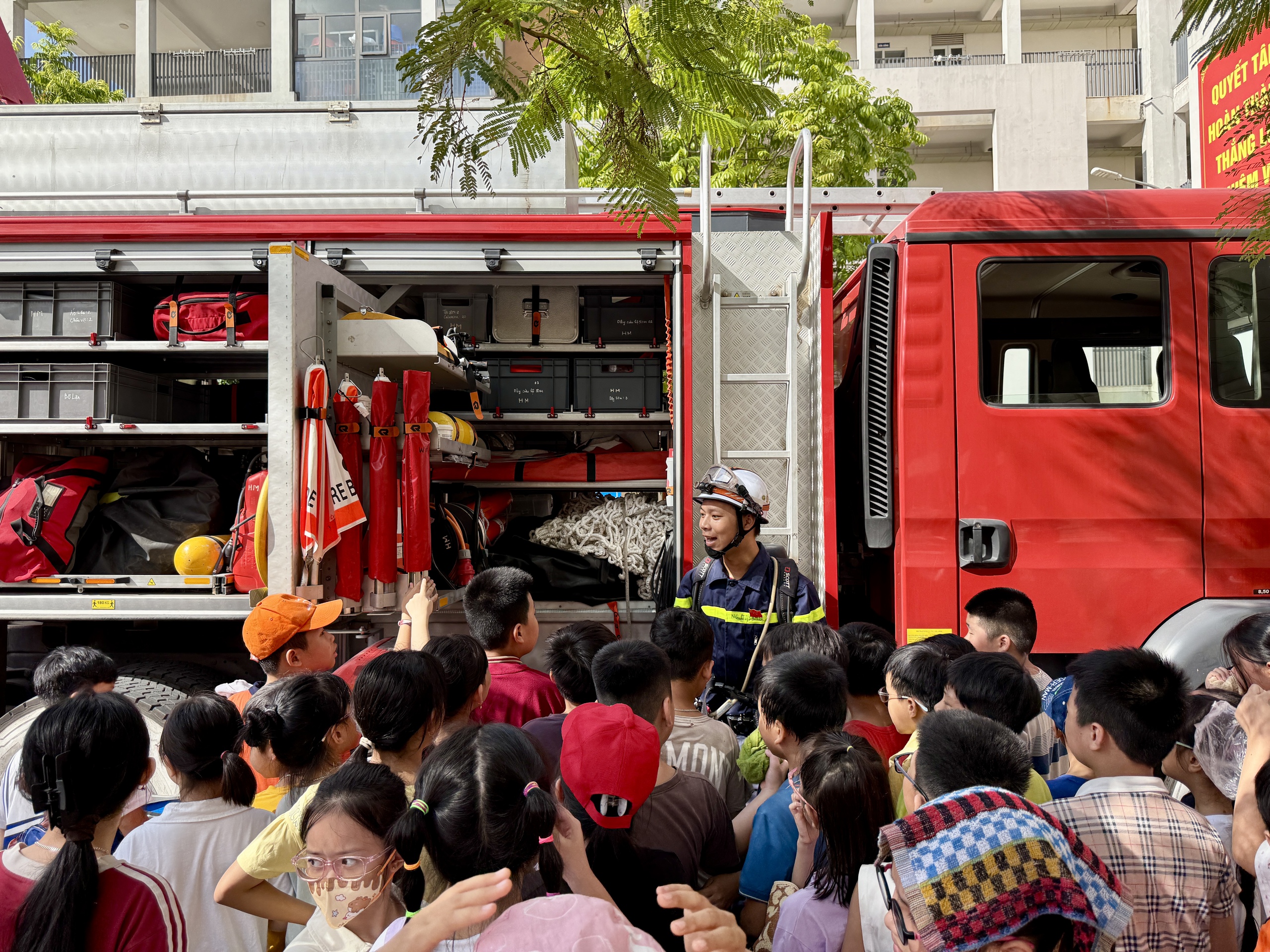 Học sinh, phụ huynh c&ugrave;ng trải nghiệm chữa ch&aacute;y, tho&aacute;t nạn trong t&igrave;nh huống khẩn cấp- Ảnh 4.