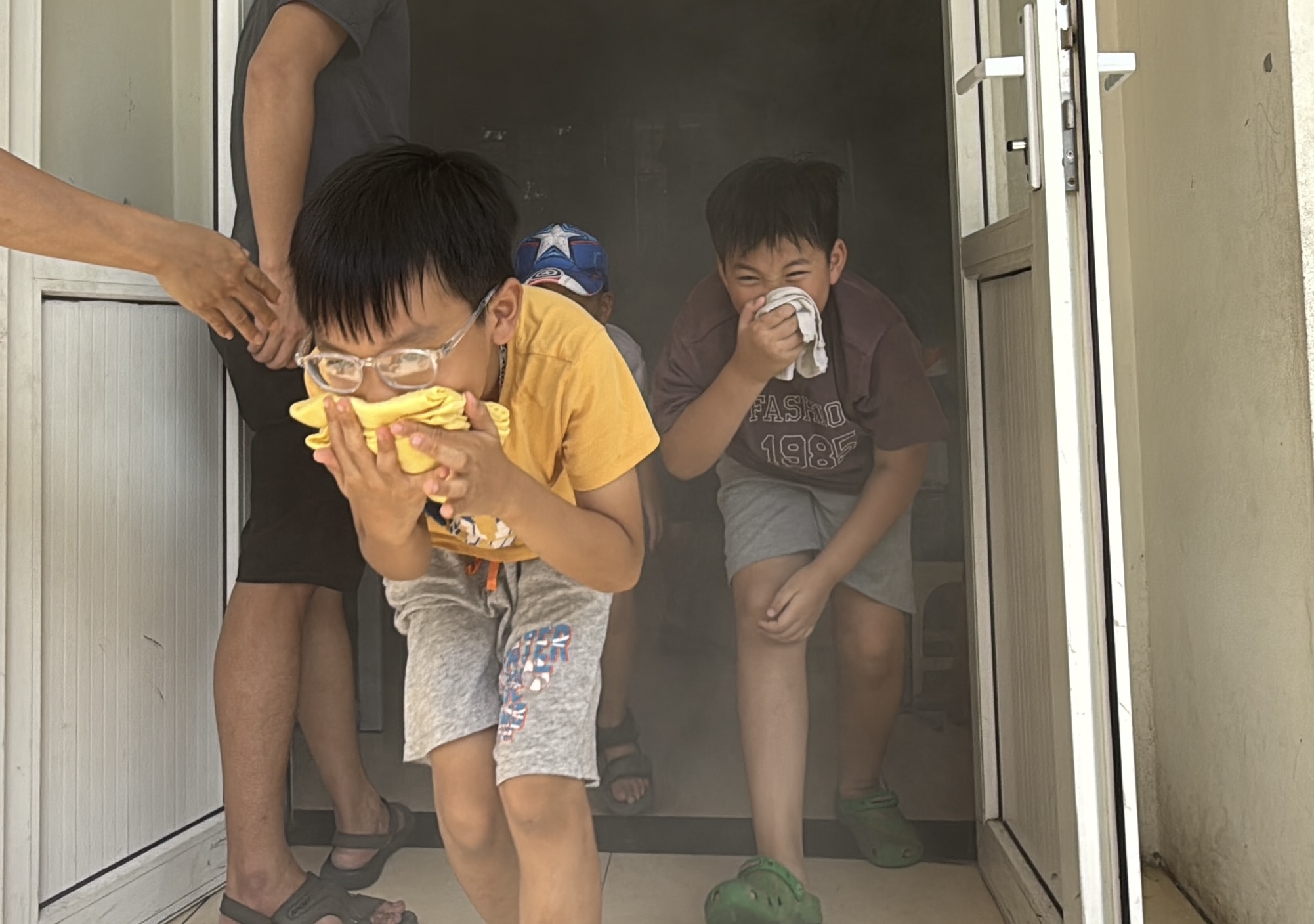 Học sinh, phụ huynh c&ugrave;ng trải nghiệm chữa ch&aacute;y, tho&aacute;t nạn trong t&igrave;nh huống khẩn cấp- Ảnh 6.