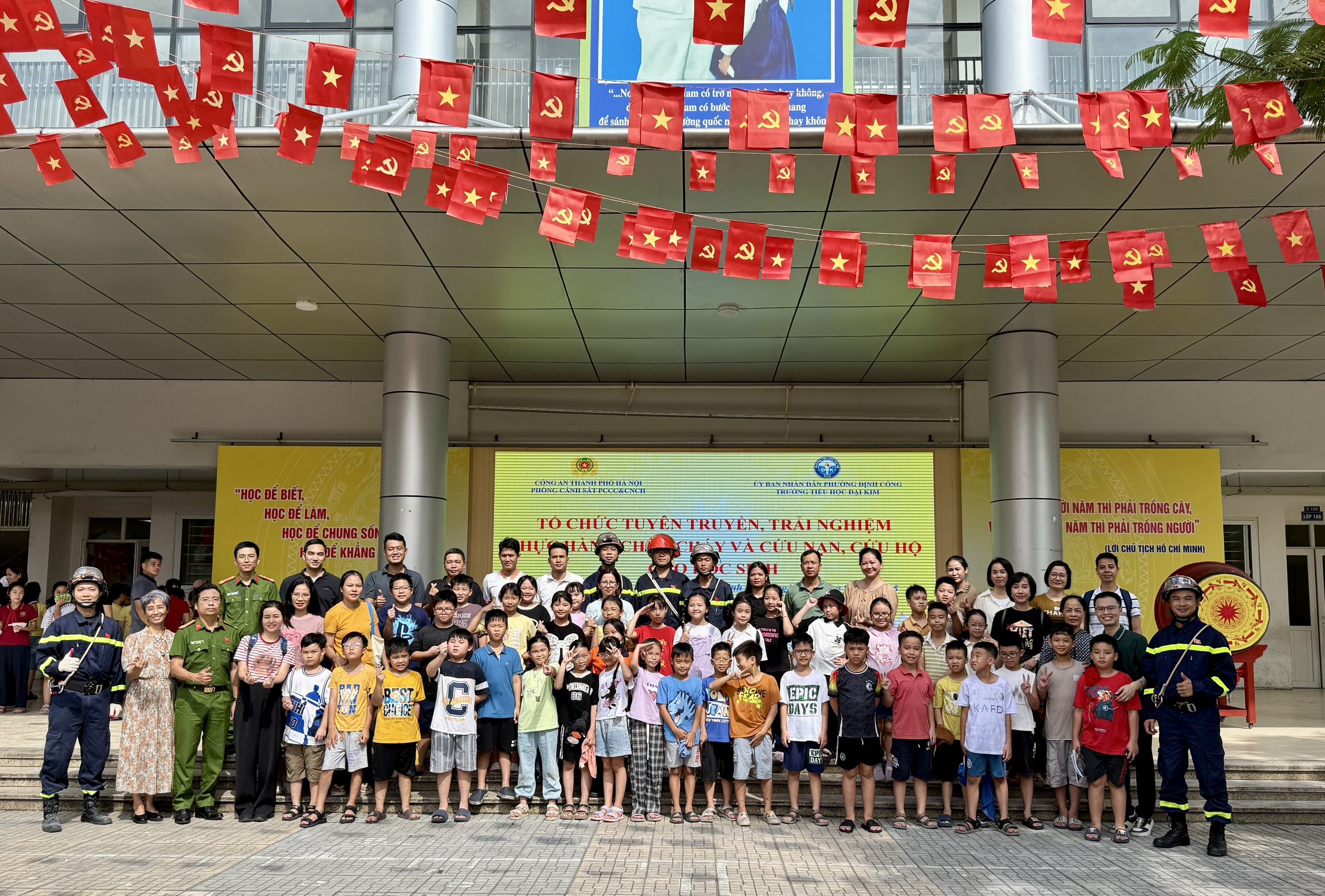 Học sinh, phụ huynh c&ugrave;ng trải nghiệm chữa ch&aacute;y, tho&aacute;t nạn trong t&igrave;nh huống khẩn cấp- Ảnh 7.
