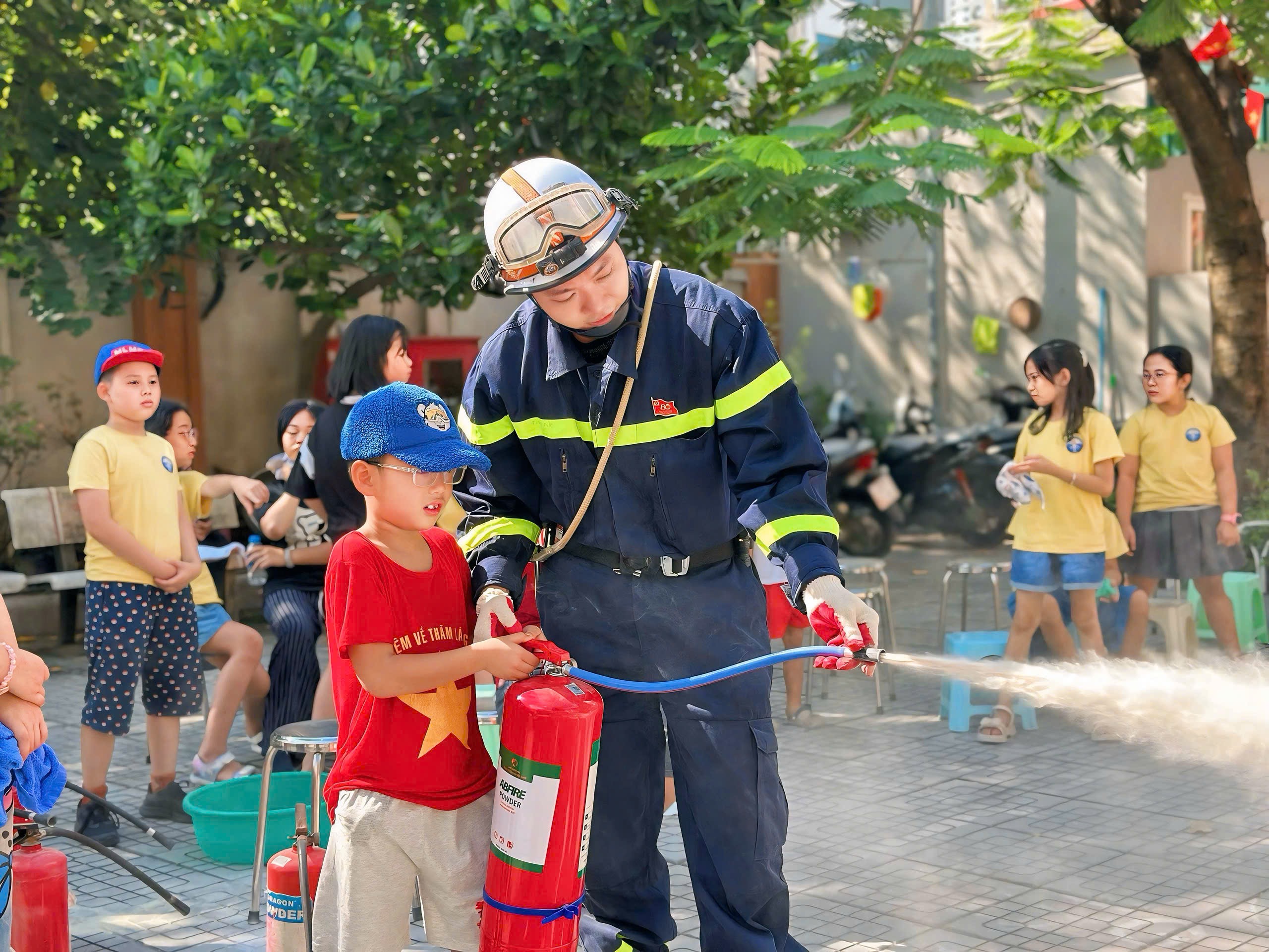 Học sinh, phụ huynh c&ugrave;ng trải nghiệm chữa ch&aacute;y, tho&aacute;t nạn trong t&igrave;nh huống khẩn cấp- Ảnh 3.