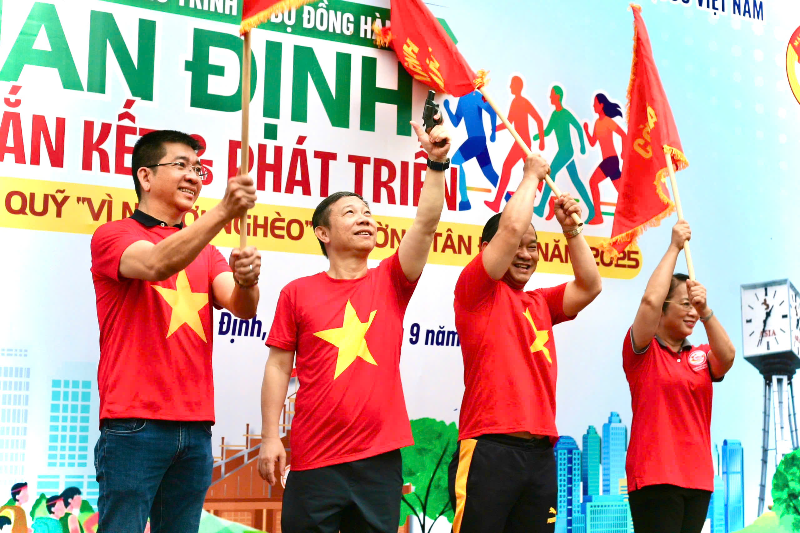 Đi bộ đồng hành gây Quỹ “Vì người nghèo”: Mỗi bước chân - Triệu tấm lòng- Ảnh 1.