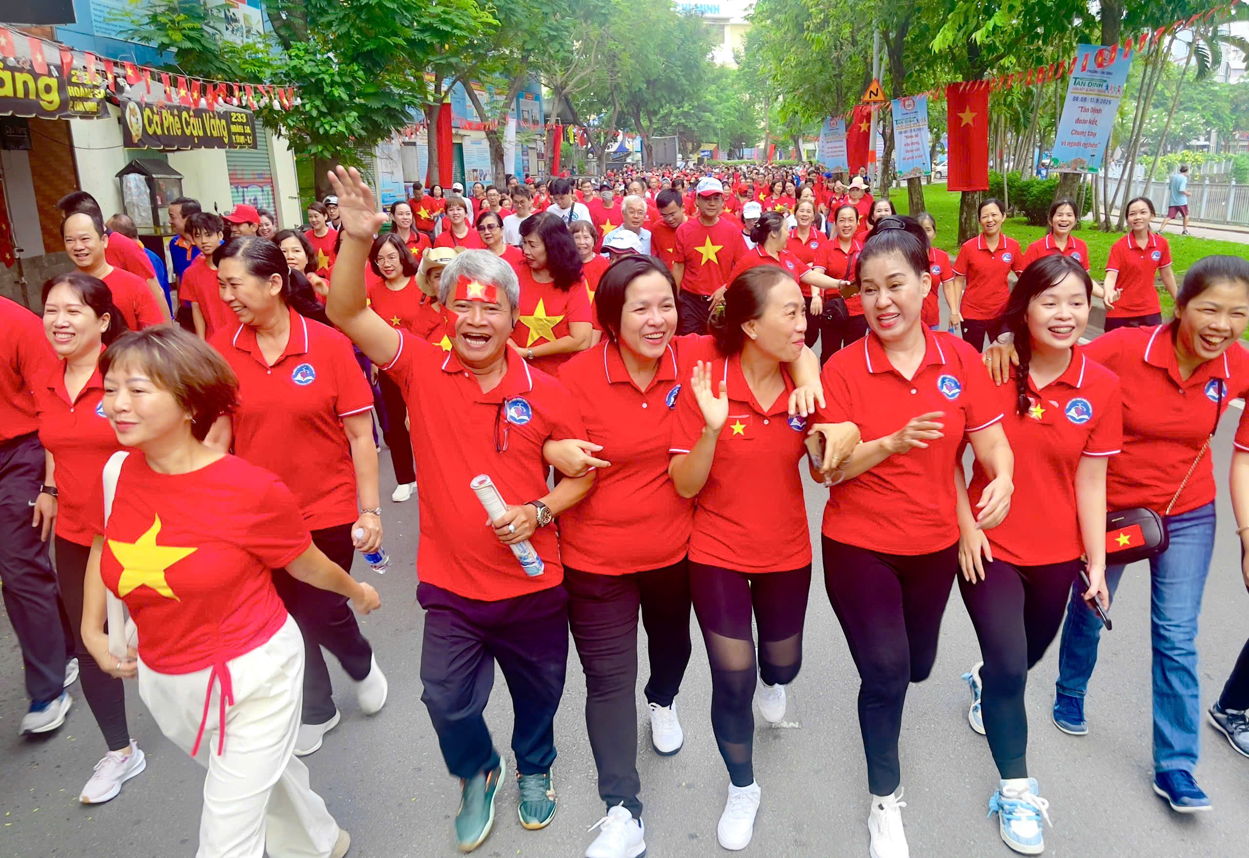 Đi bộ đồng hành gây Quỹ “Vì người nghèo”: Mỗi bước chân - Triệu tấm lòng- Ảnh 2.