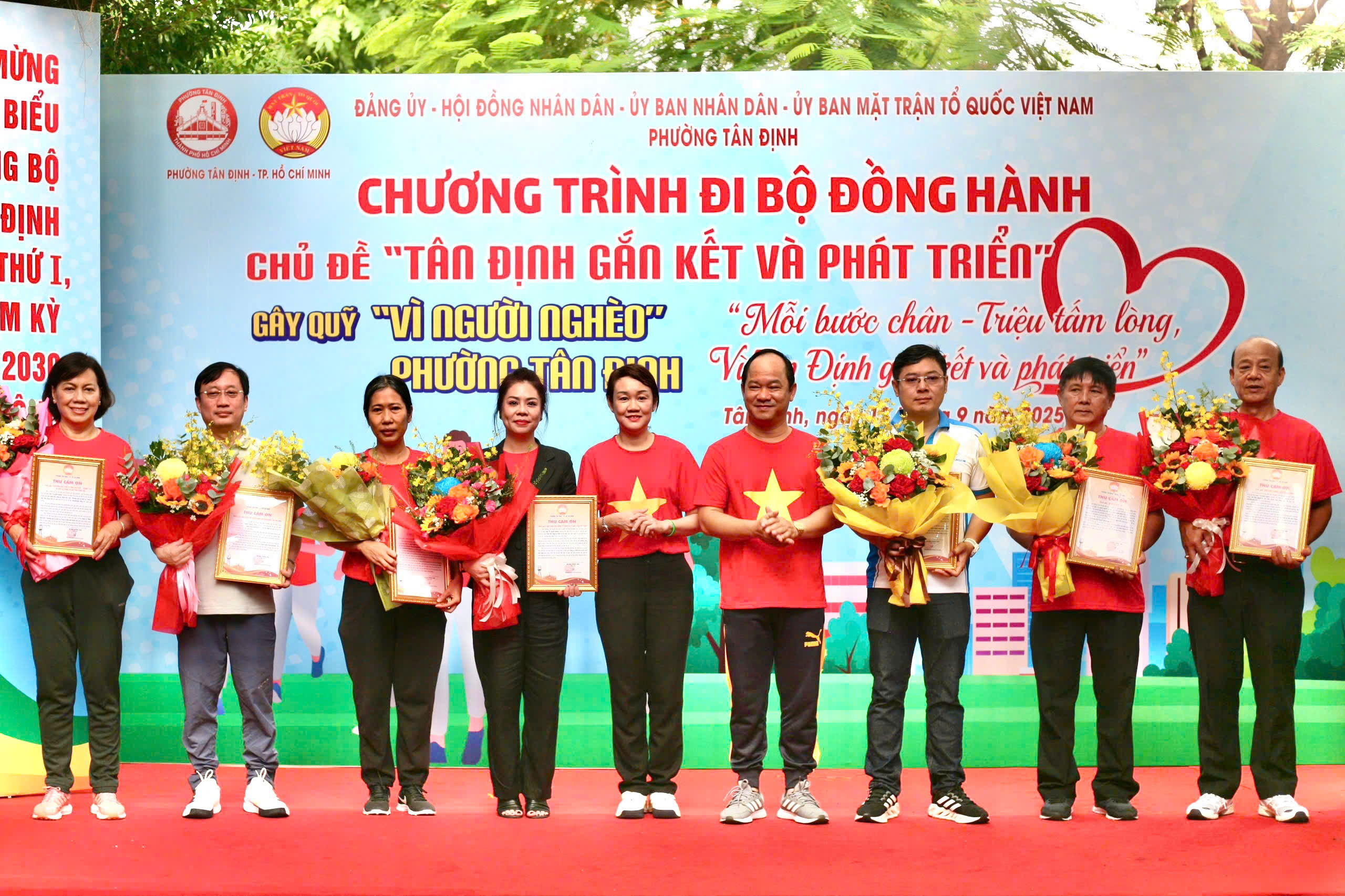 Đi bộ đồng hành gây Quỹ “Vì người nghèo”: Mỗi bước chân - Triệu tấm lòng- Ảnh 3.