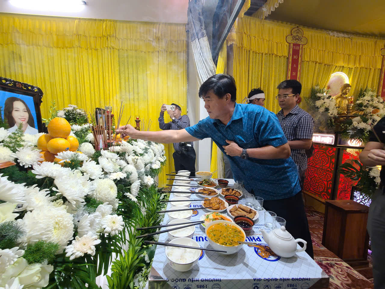 Phó Chủ tịch UBND tỉnh Đắk Lắk thăm viếng các nạn nhân trong vụ thảm án- Ảnh 1.