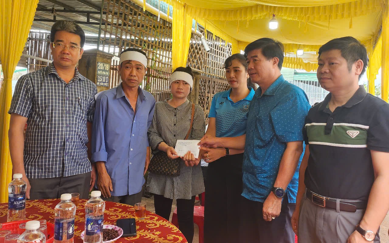 Phó Chủ tịch UBND tỉnh Đắk Lắk thăm viếng các nạn nhân trong vụ thảm án