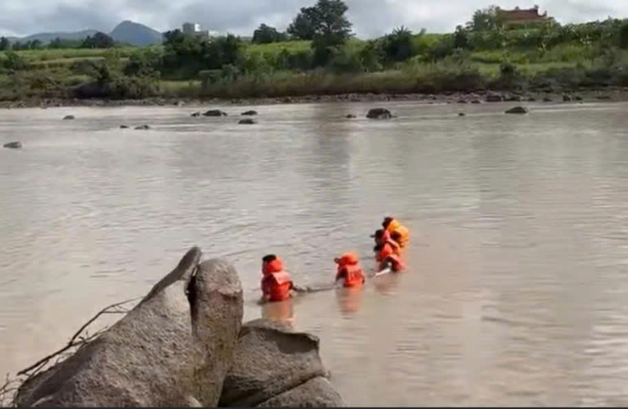 Rủ nhau đi tắm, 2 cháu nhỏ chết đuối thương tâm- Ảnh 1.