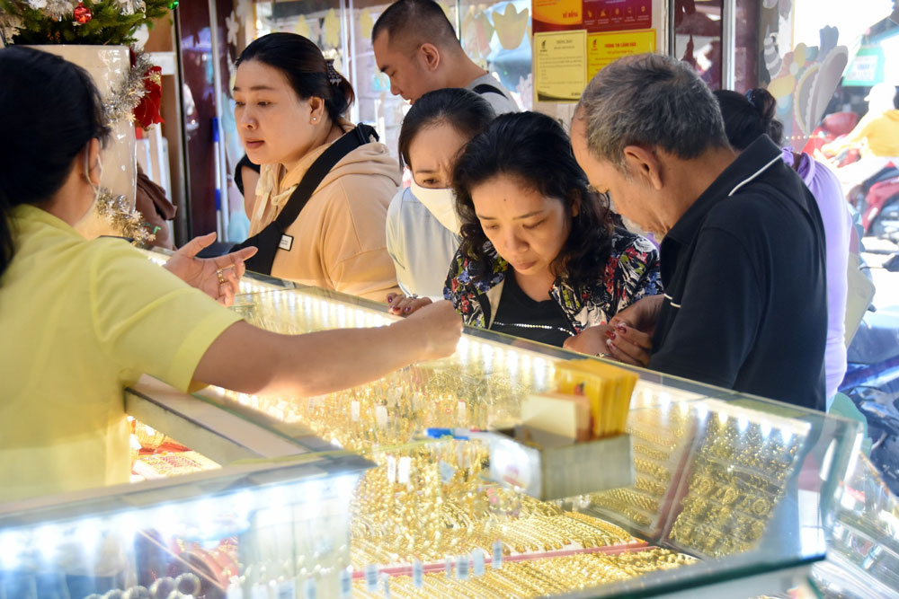 Đánh thuế giao dịch vàng - Ảnh 1.