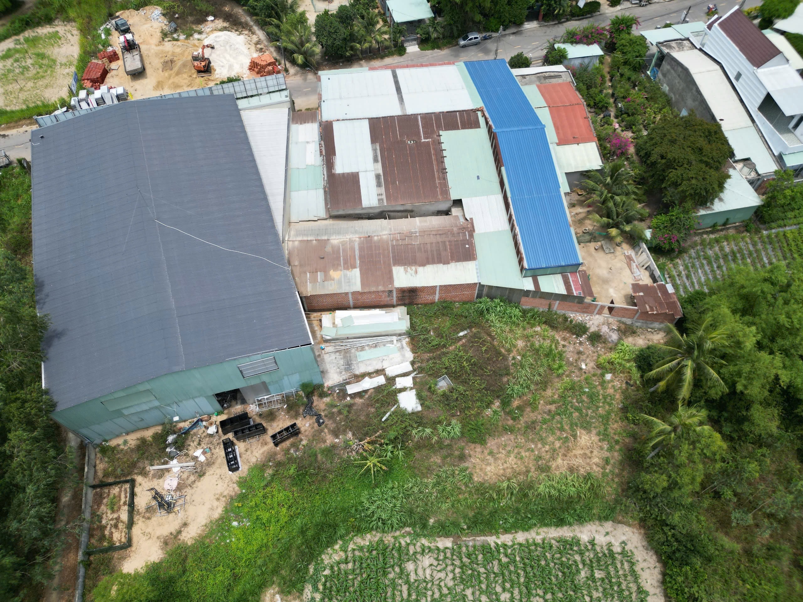 X&acirc;y nh&agrave; kho tr&aacute;i ph&eacute;p tr&ecirc;n đất c&ocirc;ng- Ảnh 1.