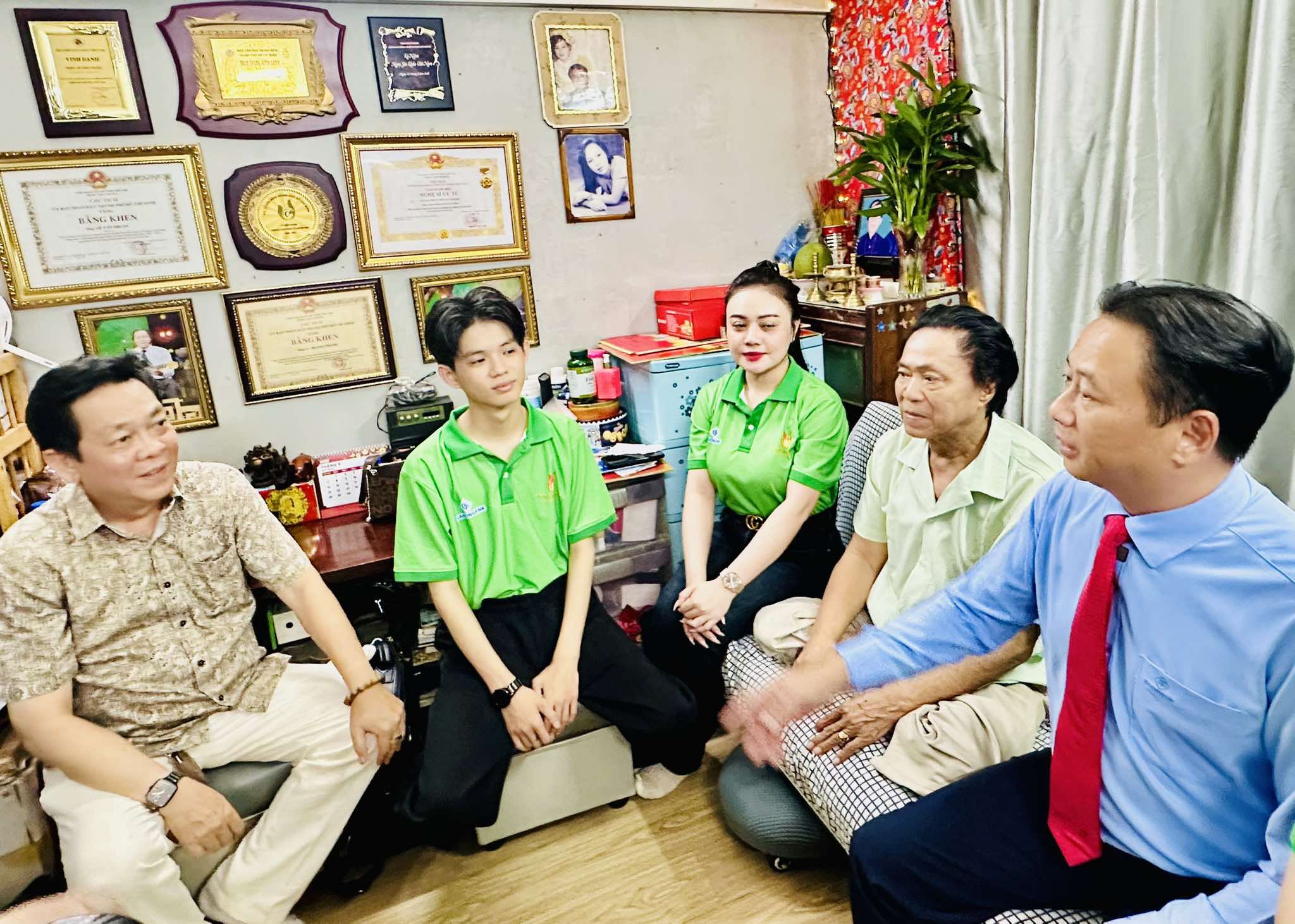 5 th&iacute; sinh "Chu&ocirc;ng v&agrave;ng vọng cổ" đến thăm NSƯT nhạc sĩ Ho&agrave;ng Th&agrave;nh - Ảnh 2.