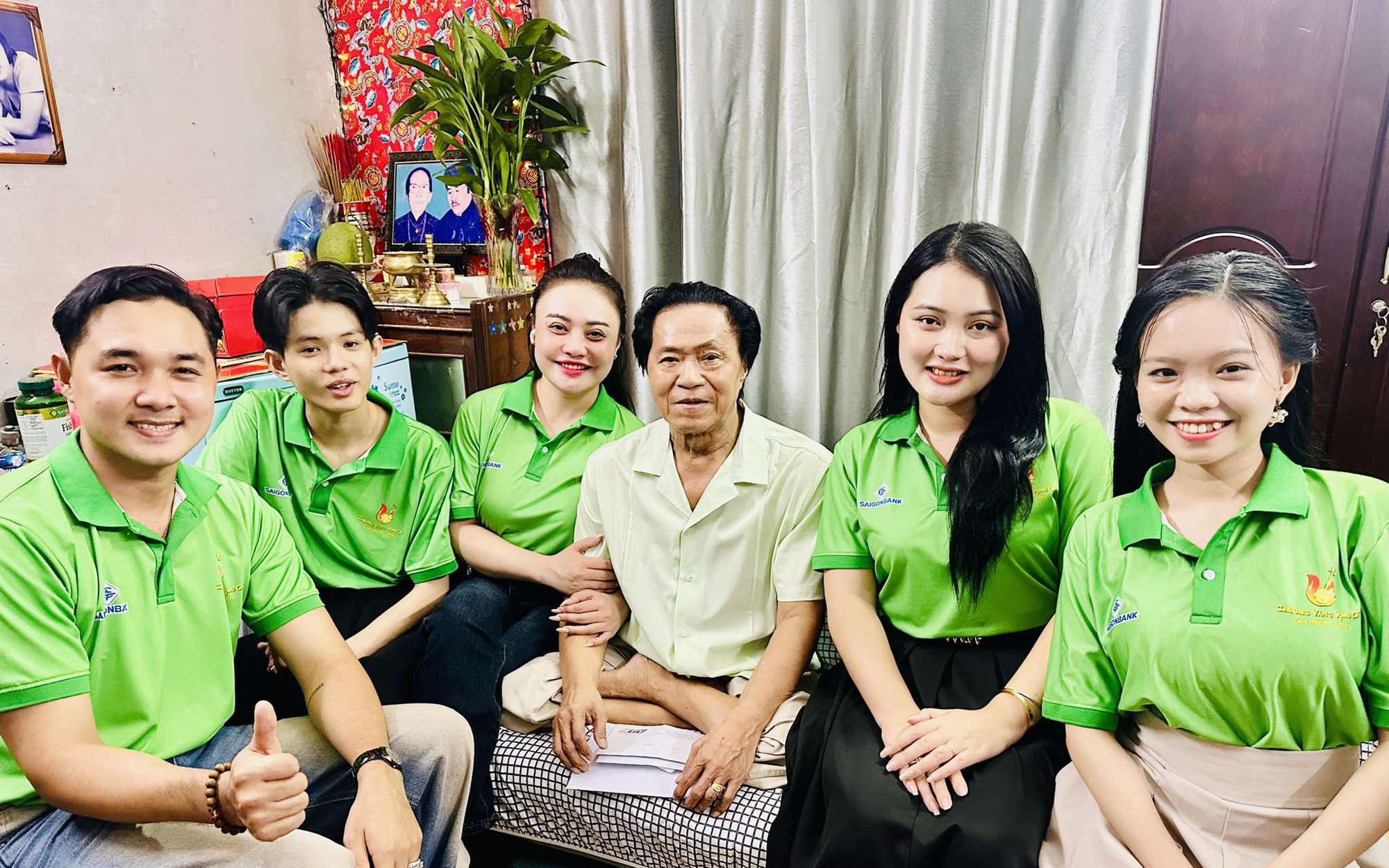 5 thí sinh "Chuông vàng vọng cổ" đến thăm NSƯT nhạc sĩ Hoàng Thành
