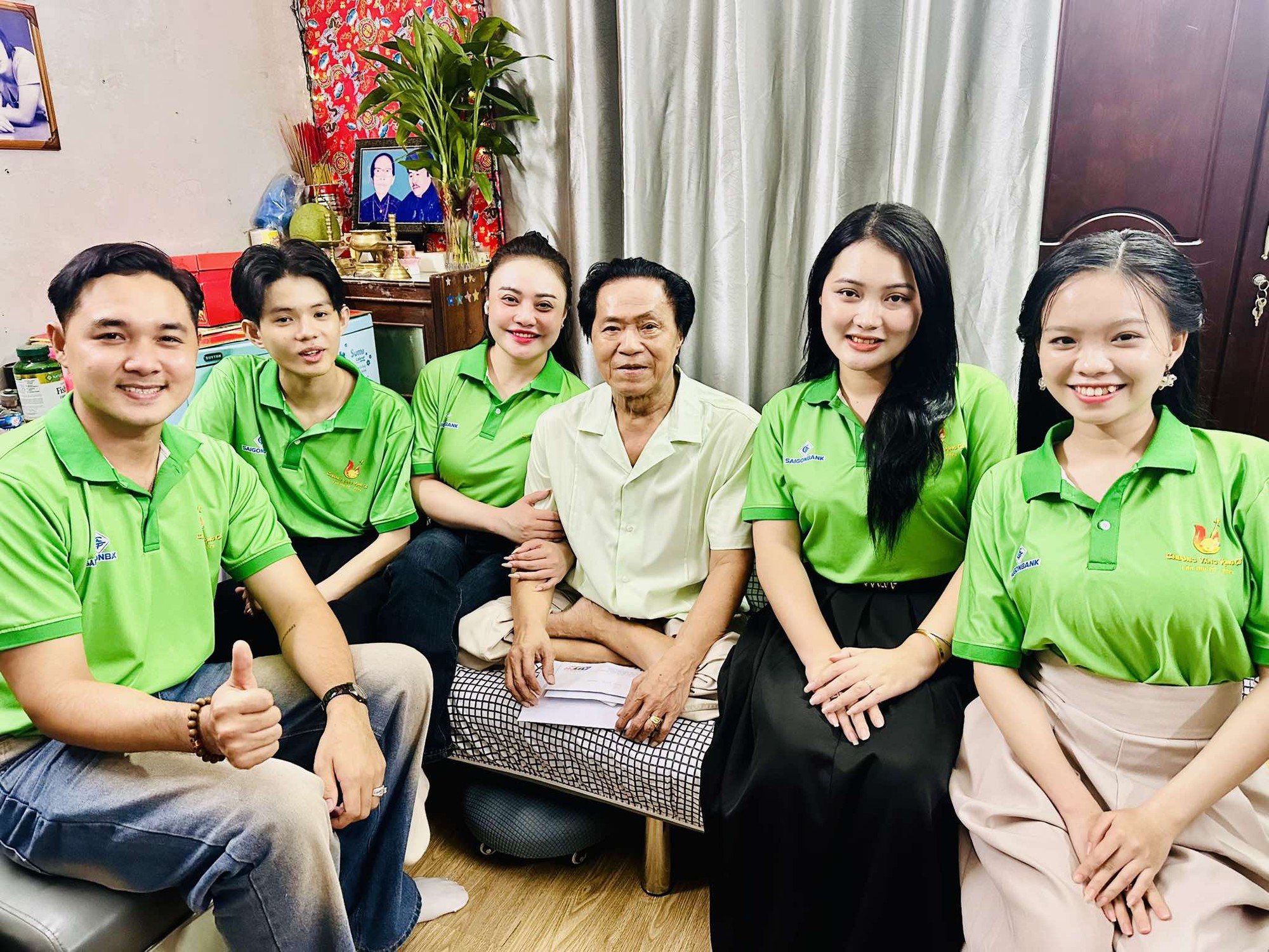 5 th&iacute; sinh "Chu&ocirc;ng v&agrave;ng vọng cổ" đến thăm NSƯT nhạc sĩ Ho&agrave;ng Th&agrave;nh - Ảnh 1.
