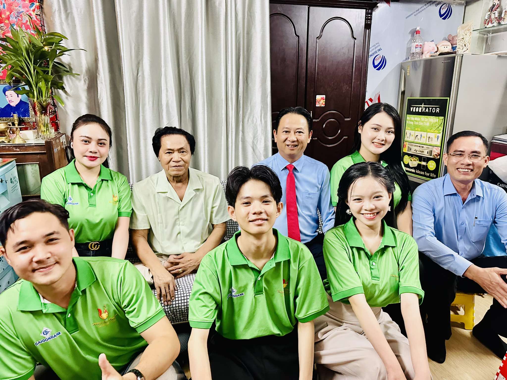 5 th&iacute; sinh "Chu&ocirc;ng v&agrave;ng vọng cổ" đến thăm NSƯT nhạc sĩ Ho&agrave;ng Th&agrave;nh - Ảnh 5.