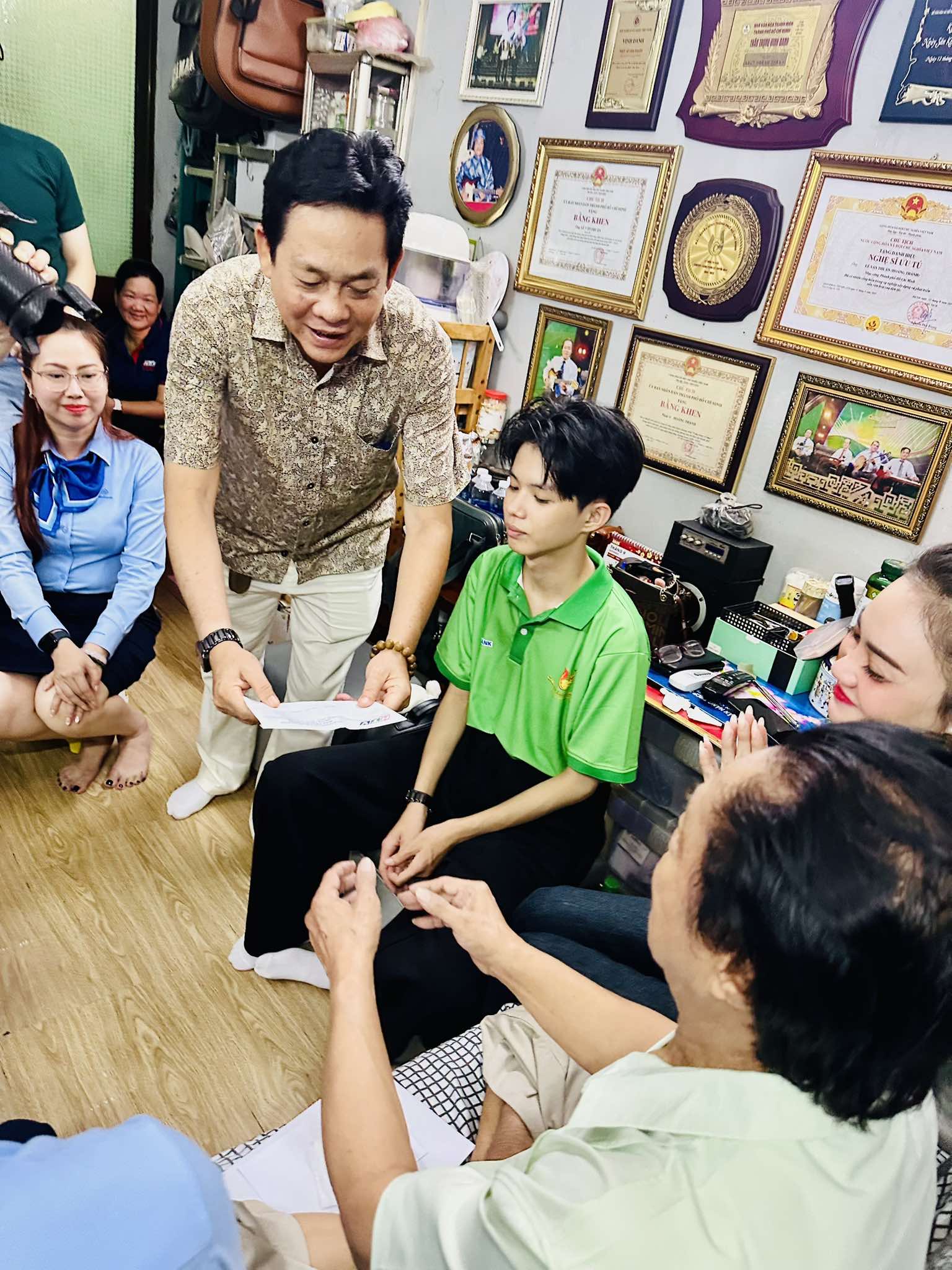 5 th&iacute; sinh "Chu&ocirc;ng v&agrave;ng vọng cổ" đến thăm NSƯT nhạc sĩ Ho&agrave;ng Th&agrave;nh - Ảnh 4.