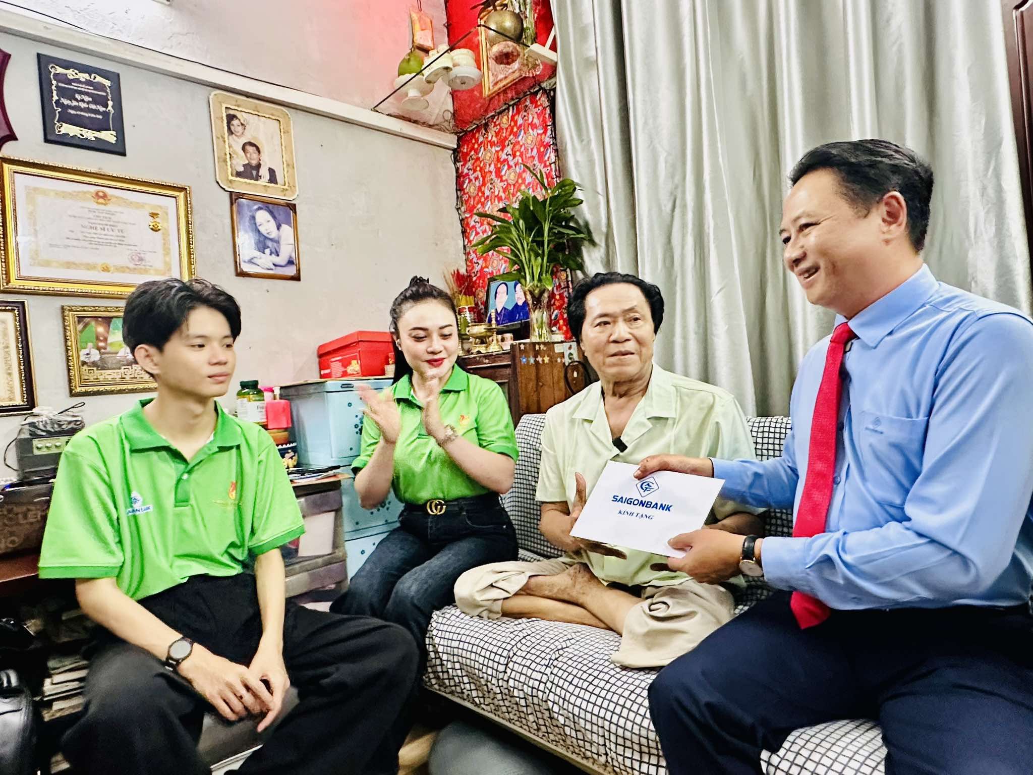 5 th&iacute; sinh "Chu&ocirc;ng v&agrave;ng vọng cổ" đến thăm NSƯT nhạc sĩ Ho&agrave;ng Th&agrave;nh - Ảnh 3.