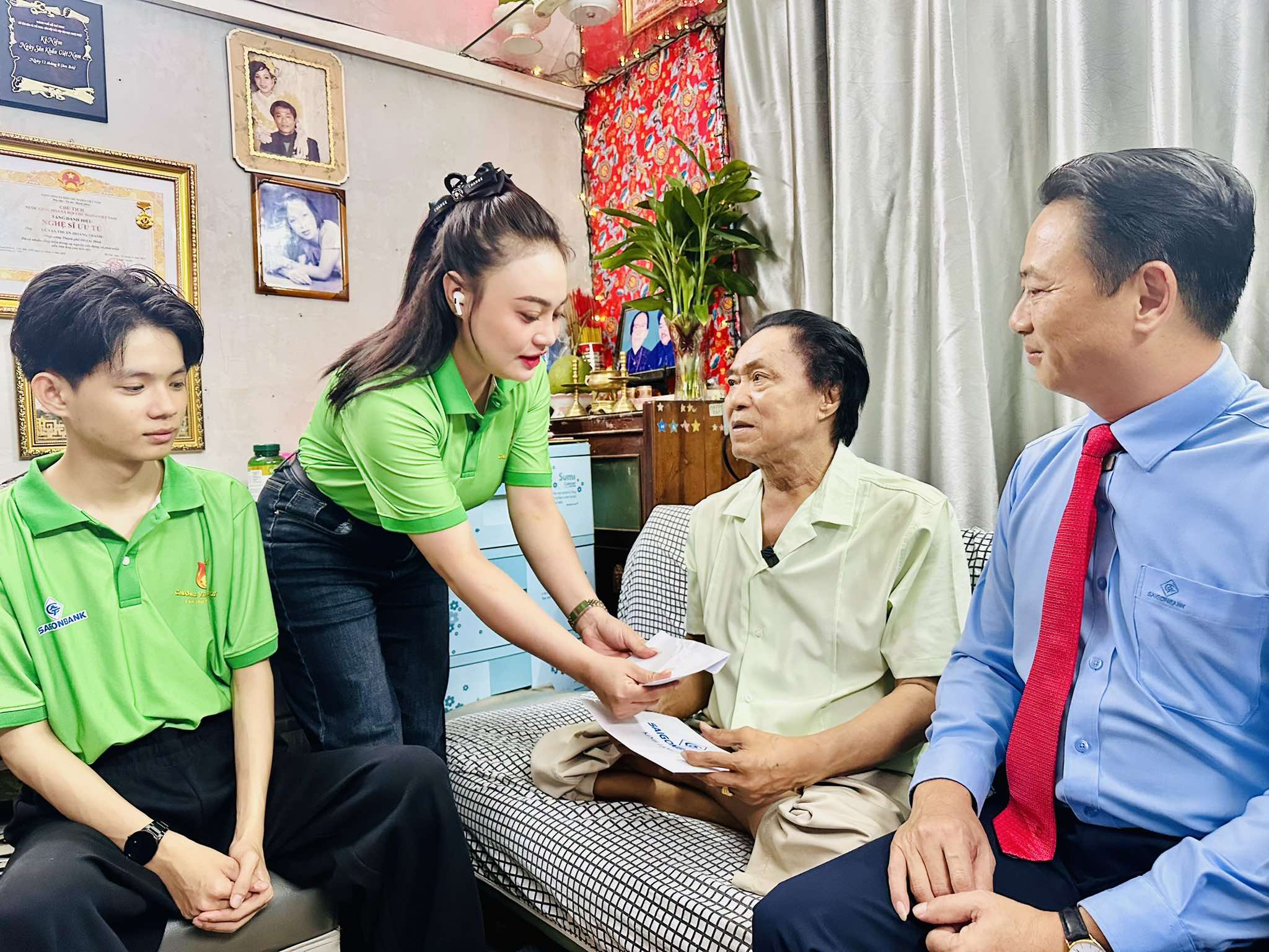 5 th&iacute; sinh "Chu&ocirc;ng v&agrave;ng vọng cổ" đến thăm NSƯT nhạc sĩ Ho&agrave;ng Th&agrave;nh - Ảnh 6.