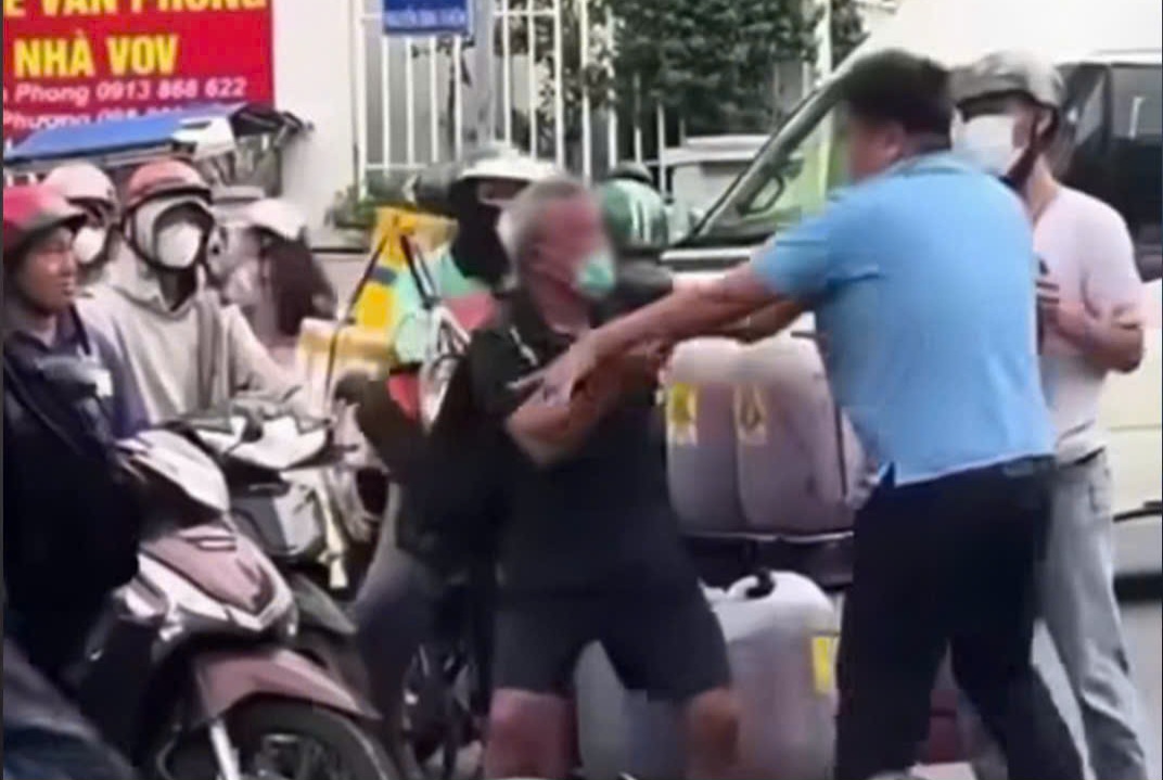 L&yacute; do người đ&agrave;n &ocirc;ng v&agrave; cụ &ocirc;ng cự c&atilde;i, x&ocirc; x&aacute;t ngay giao lộ trung t&acirc;m TP HCM- Ảnh 1.
