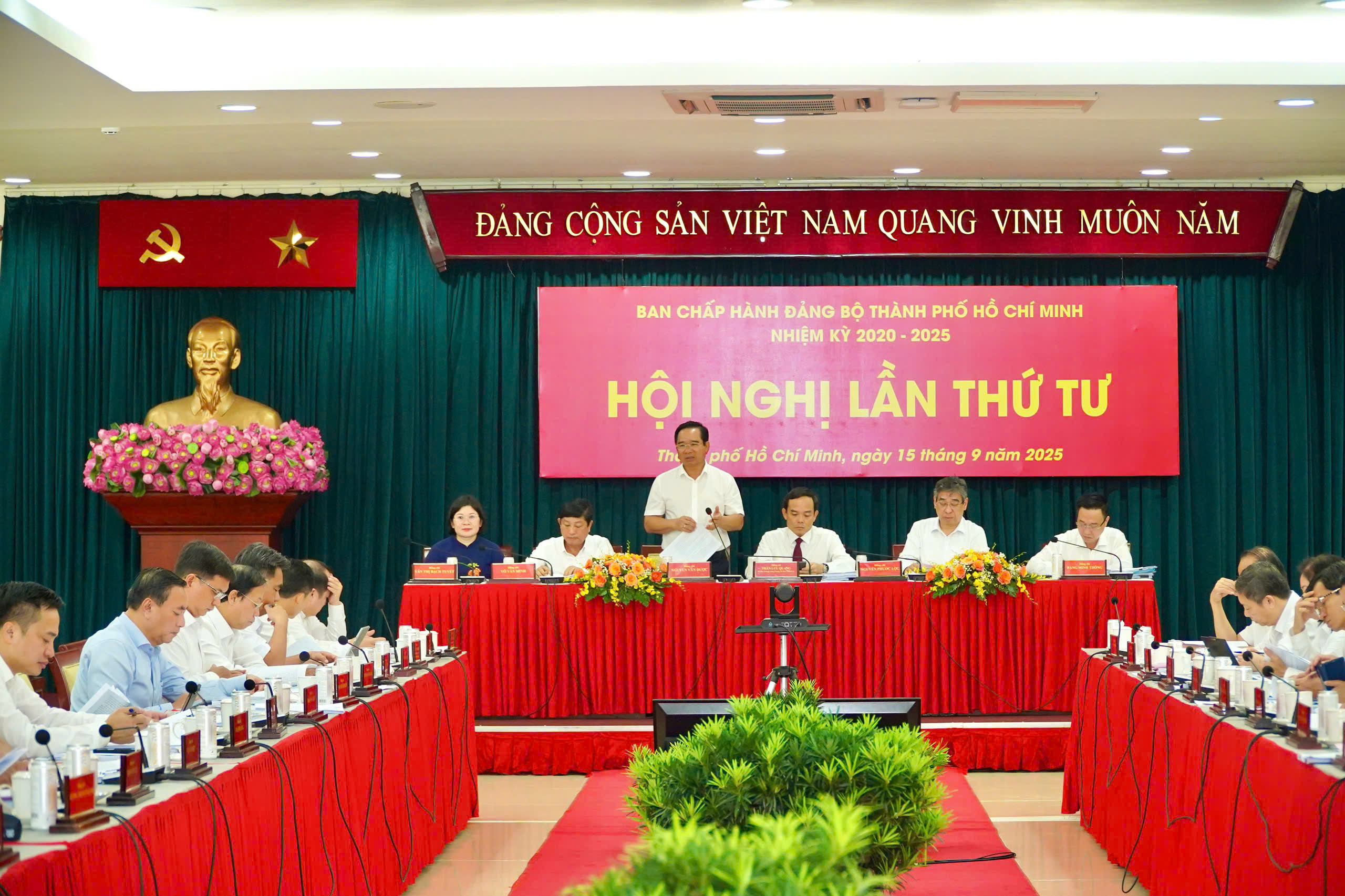 B&iacute; thư Th&agrave;nh ủy TP HCM Trần Lưu Quang: "Phải bằng mọi c&aacute;ch để đạt được tăng trưởng tr&ecirc;n 10% trong năm 2025" - Ảnh 2.